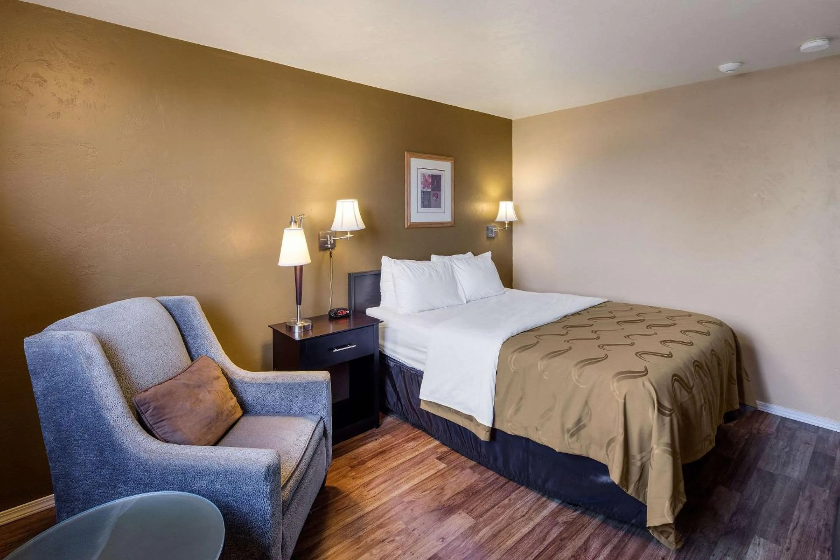 Photo of the whole room, Bed in Quality Inn Moses Lake