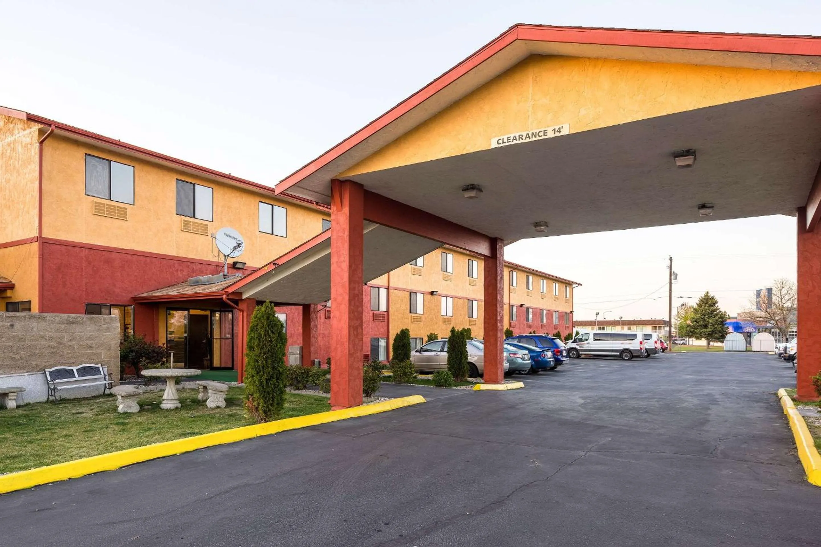 Property building in Quality Inn Moses Lake