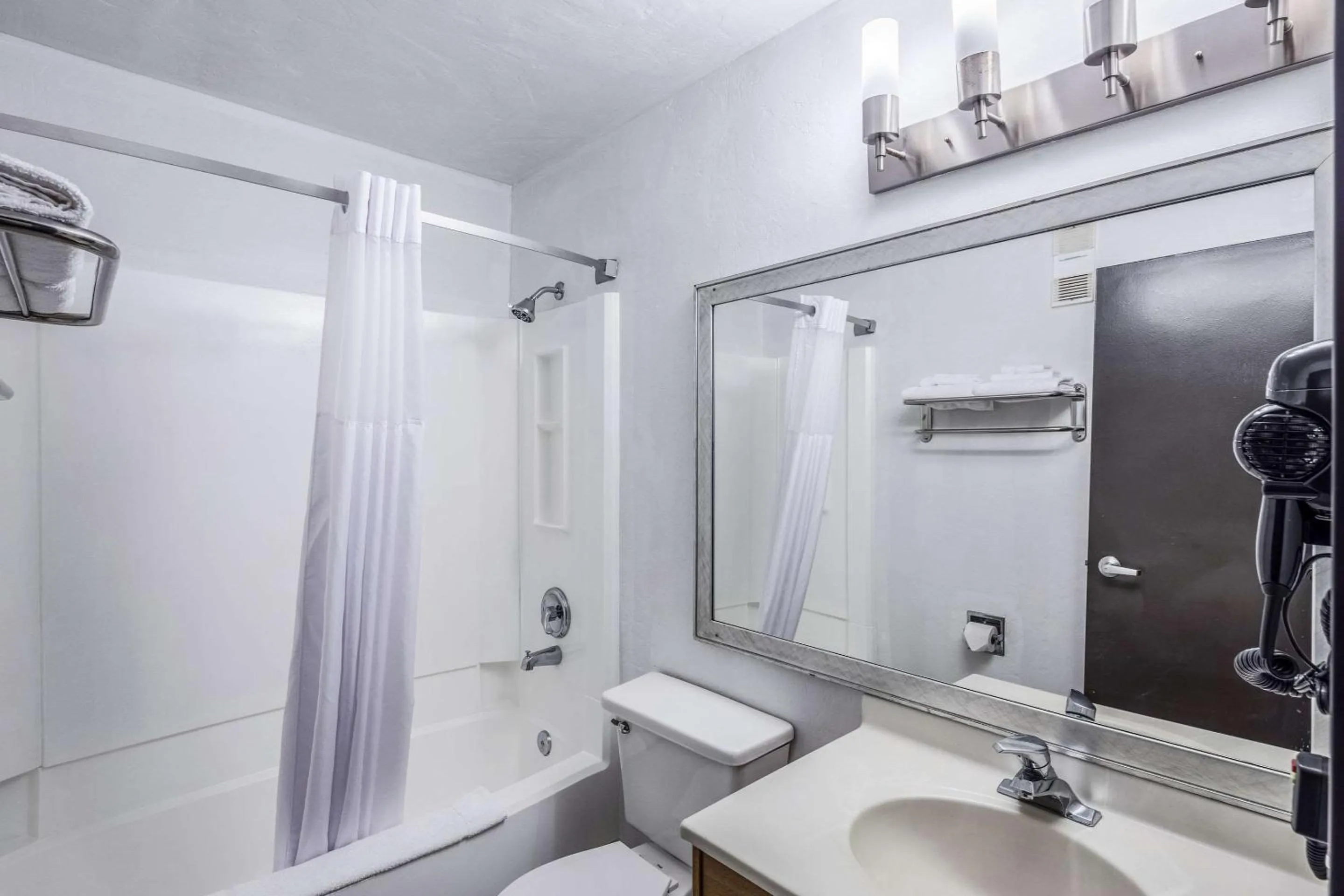 Photo of the whole room in Quality Inn Moses Lake