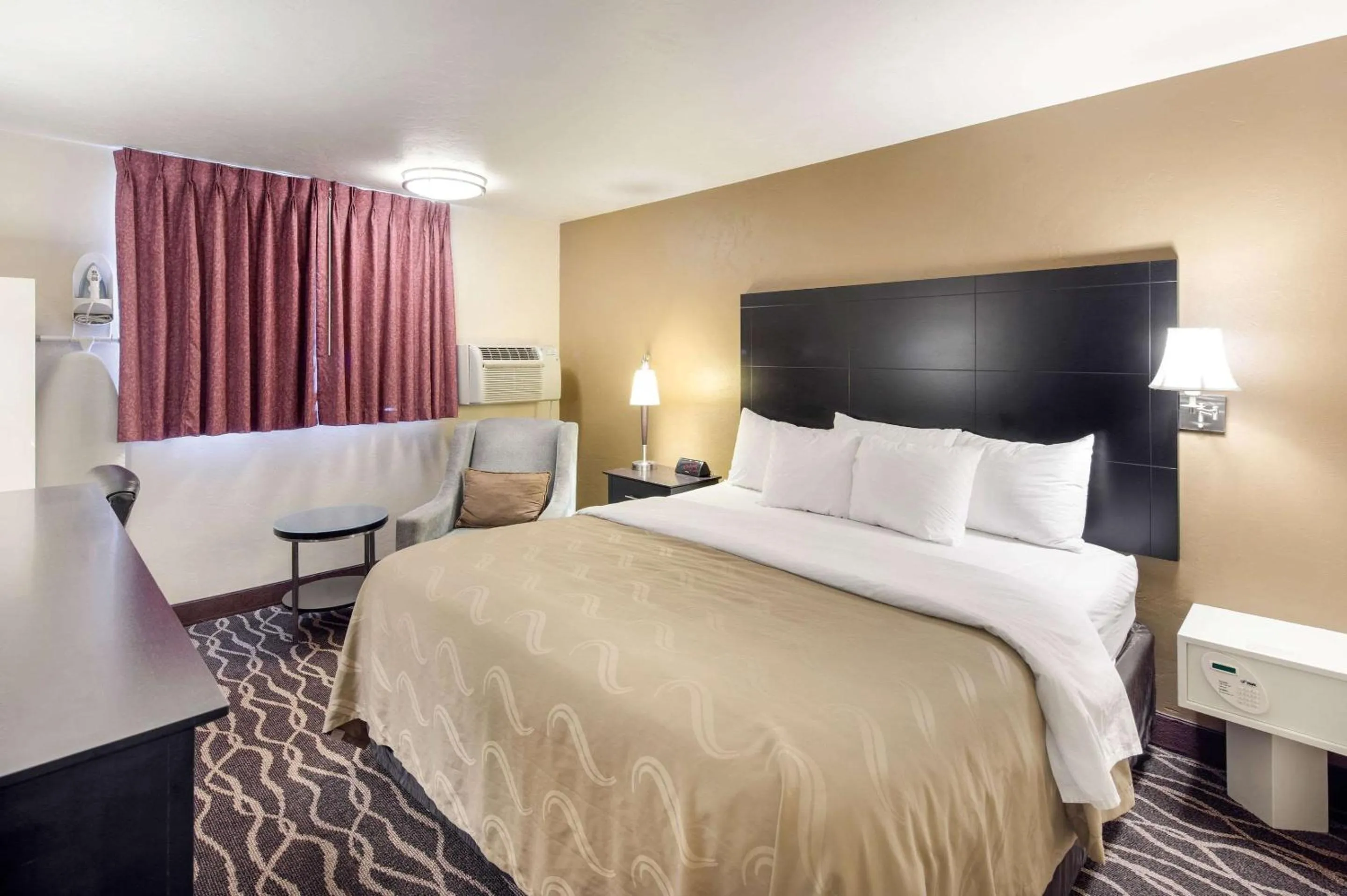 Photo of the whole room, Bed in Quality Inn Moses Lake