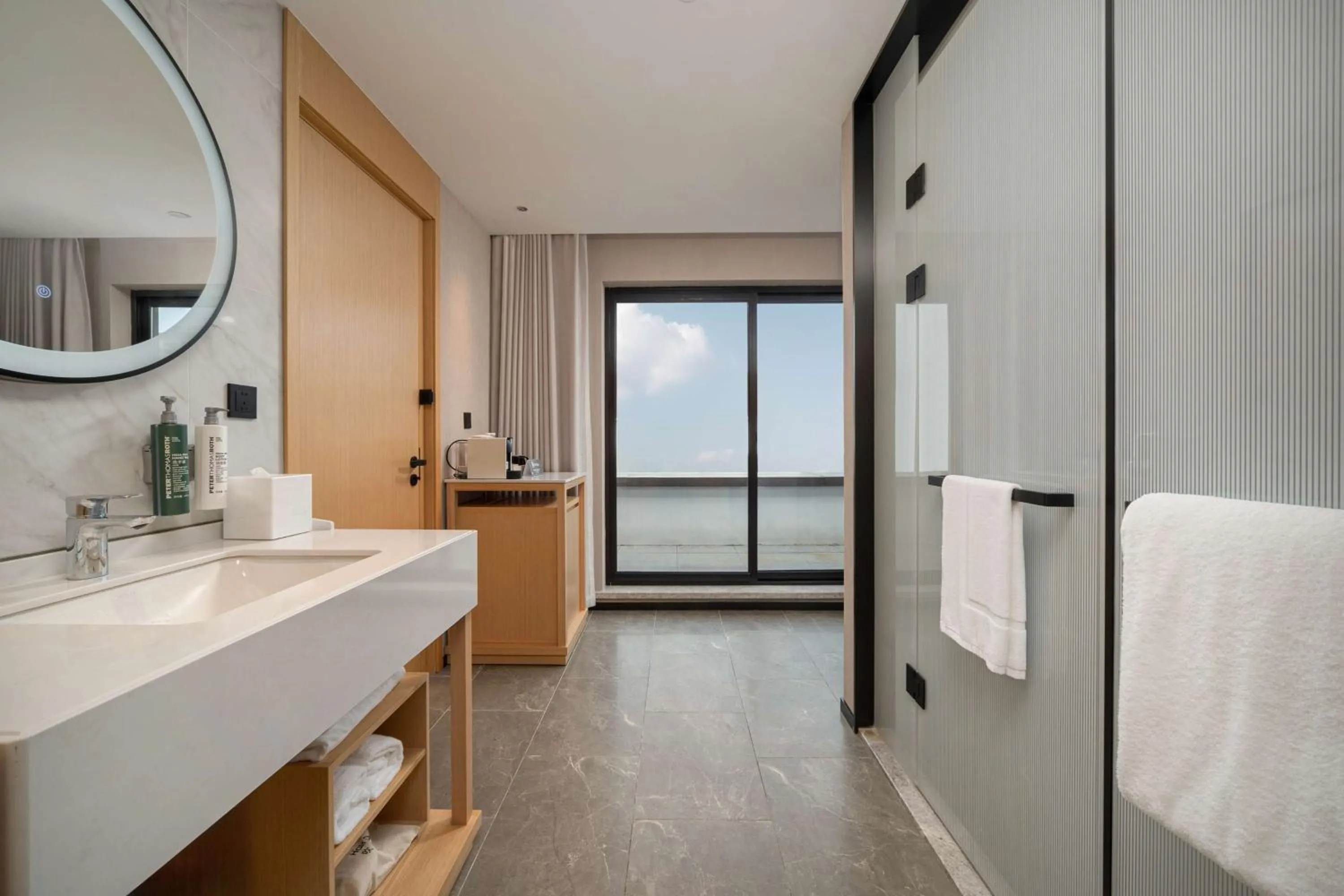 Bathroom, Bed in Hilton Garden Inn Shanghai Caoyang