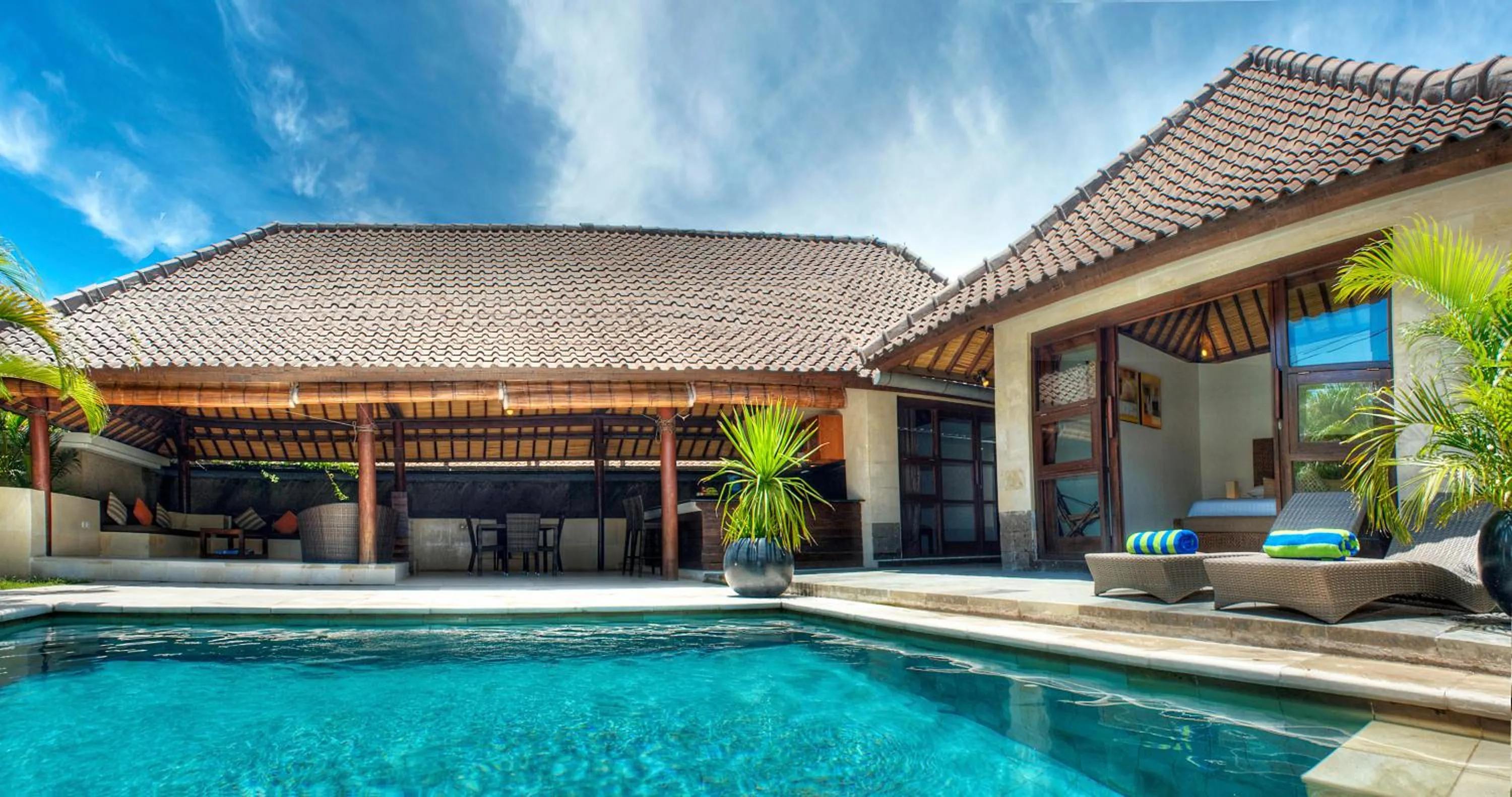 Swimming pool in Gili Villas