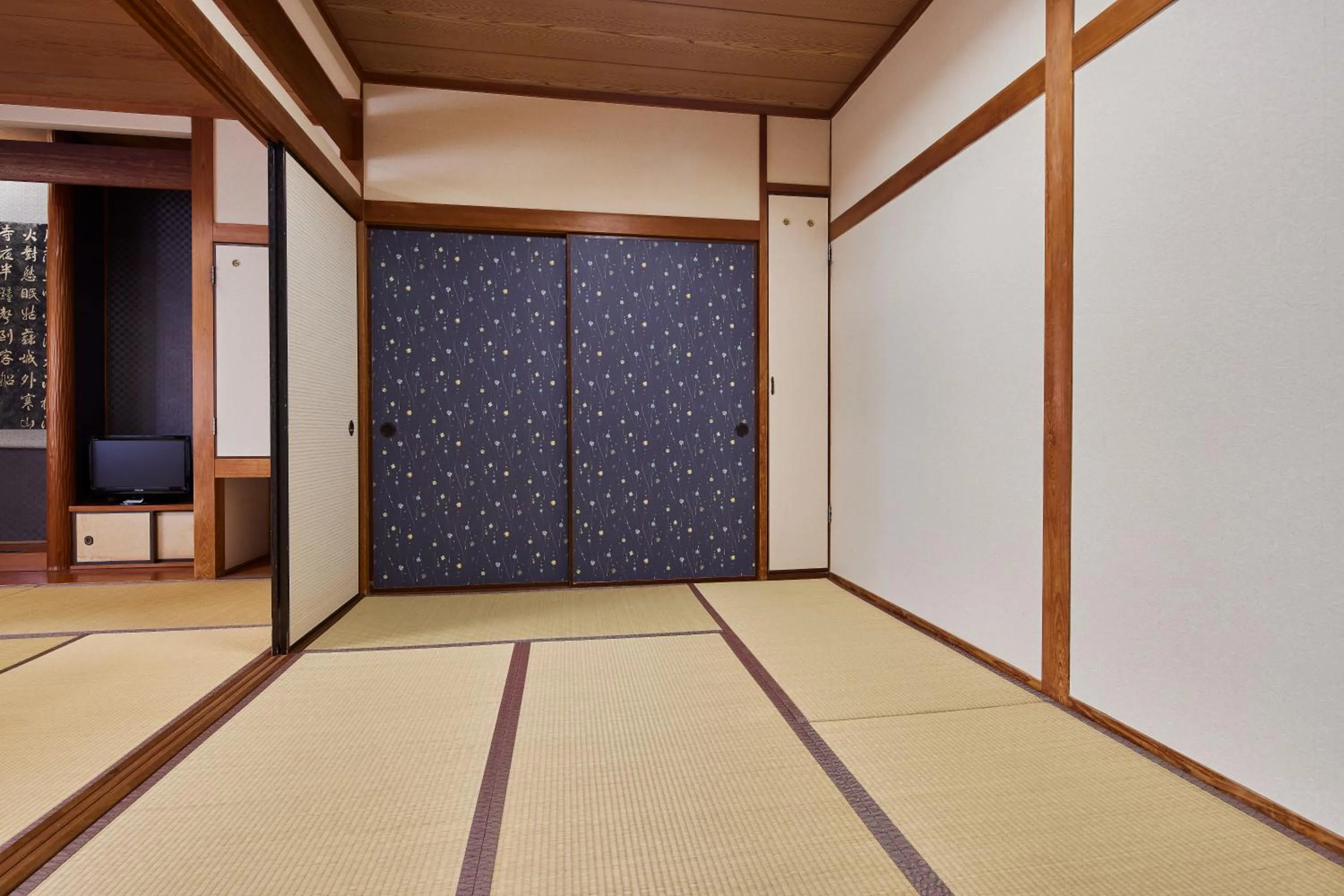 wardrobe in Hotel Aso No Tsukasa