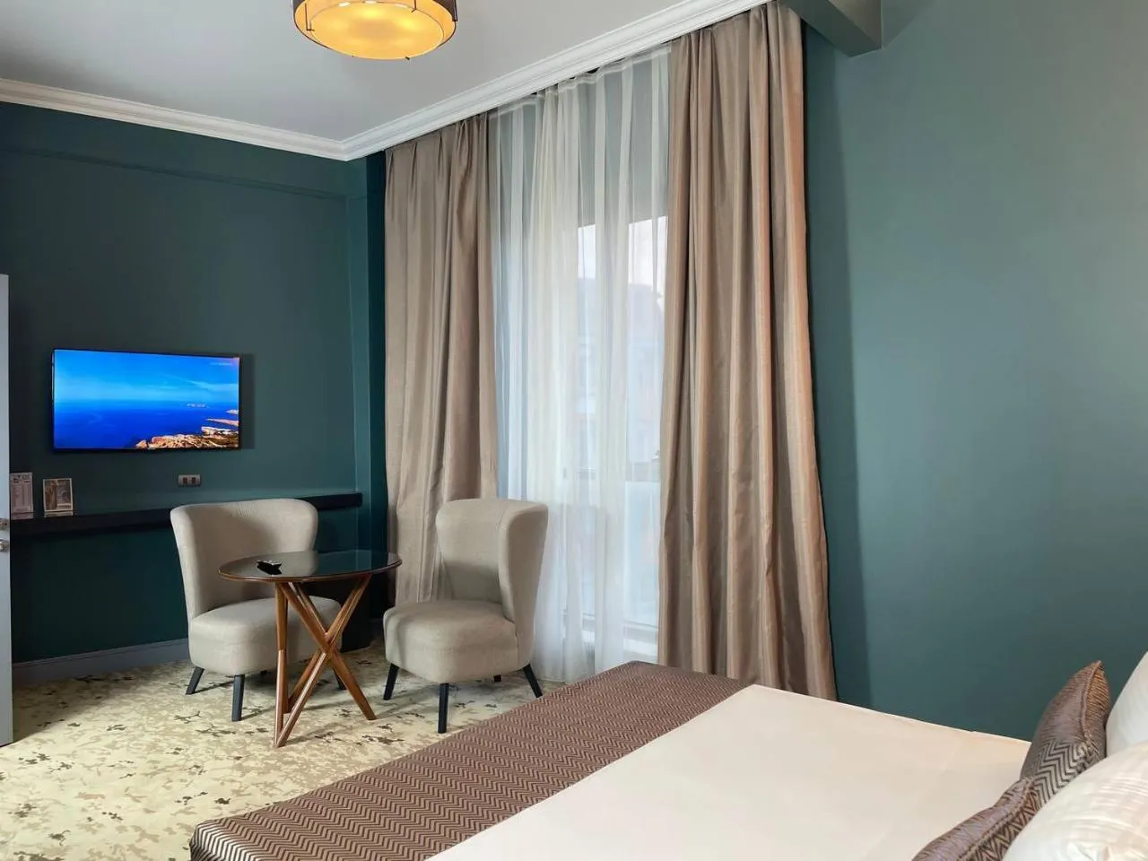 TV/Entertainment Center in Teatro Rooms Hotel