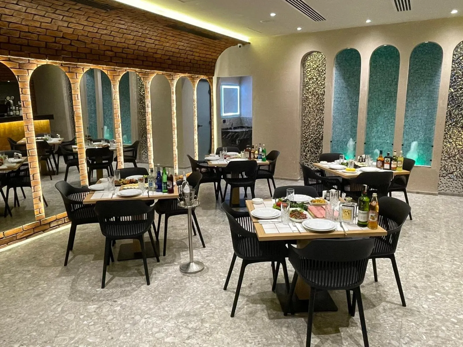 Restaurant/Places to Eat in Teatro Rooms Hotel