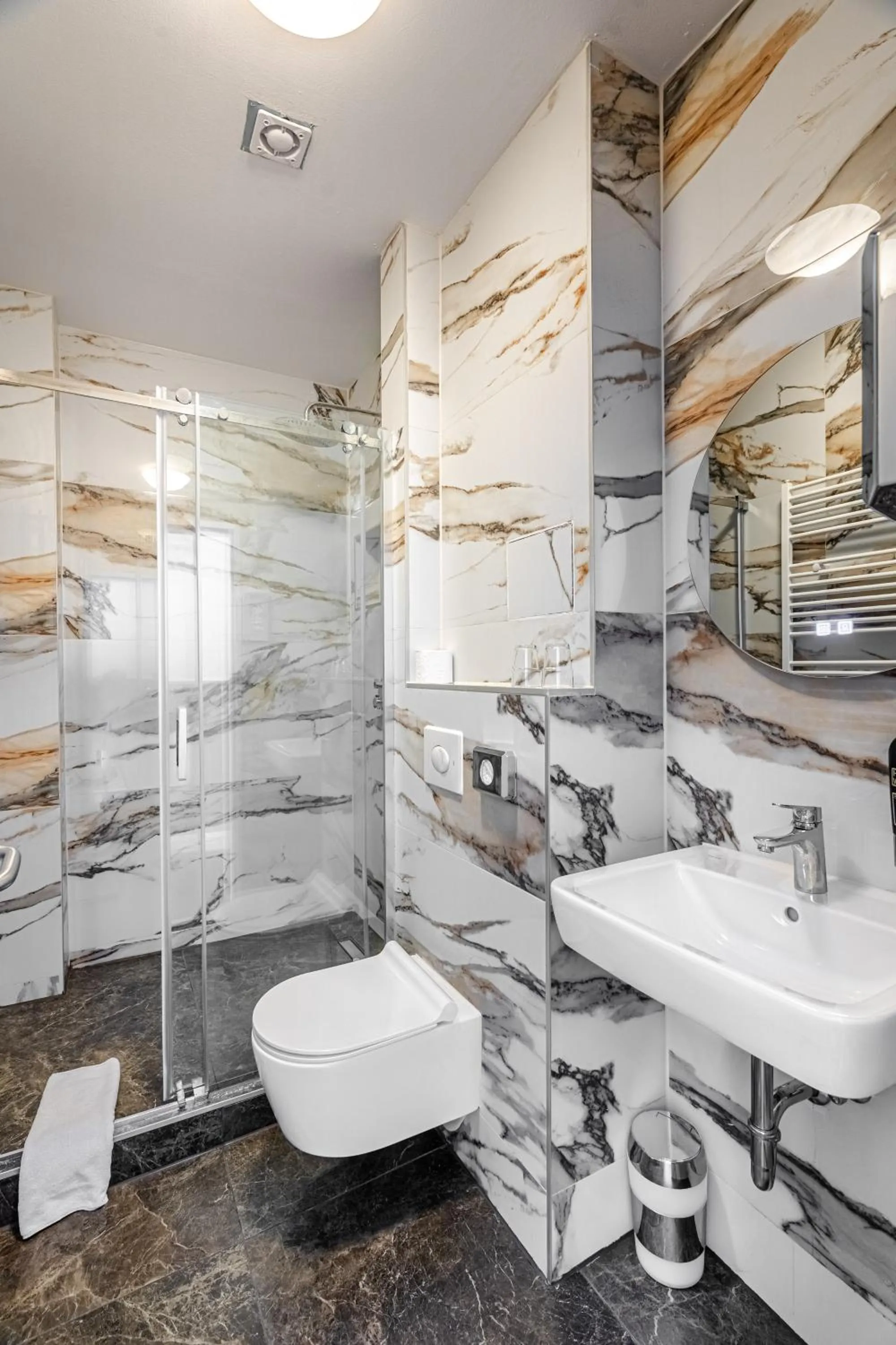 Bathroom in Hotel Prens Berlin