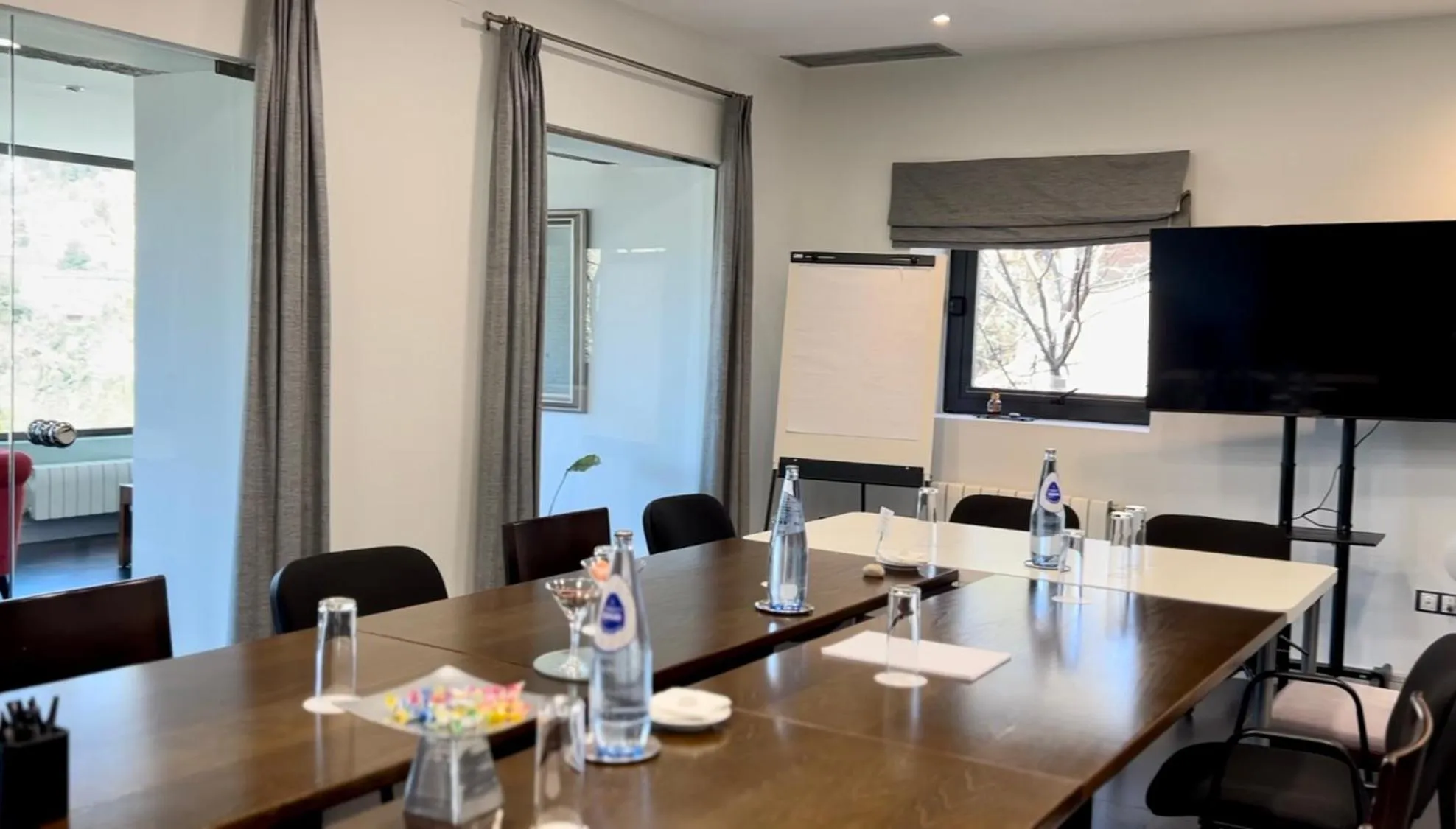 Business facilities in Luces del Poniente