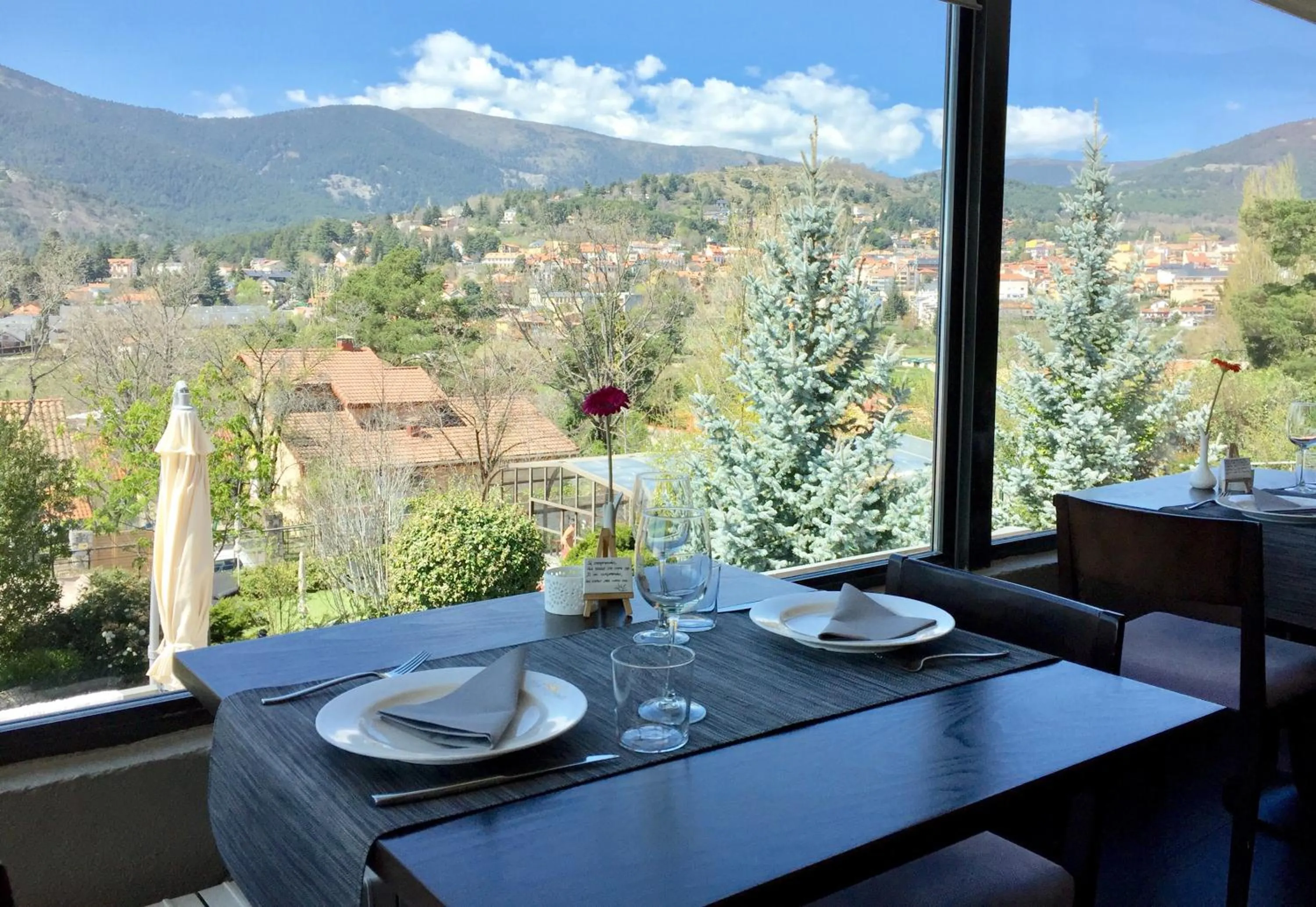 Restaurant/places to eat in Luces del Poniente