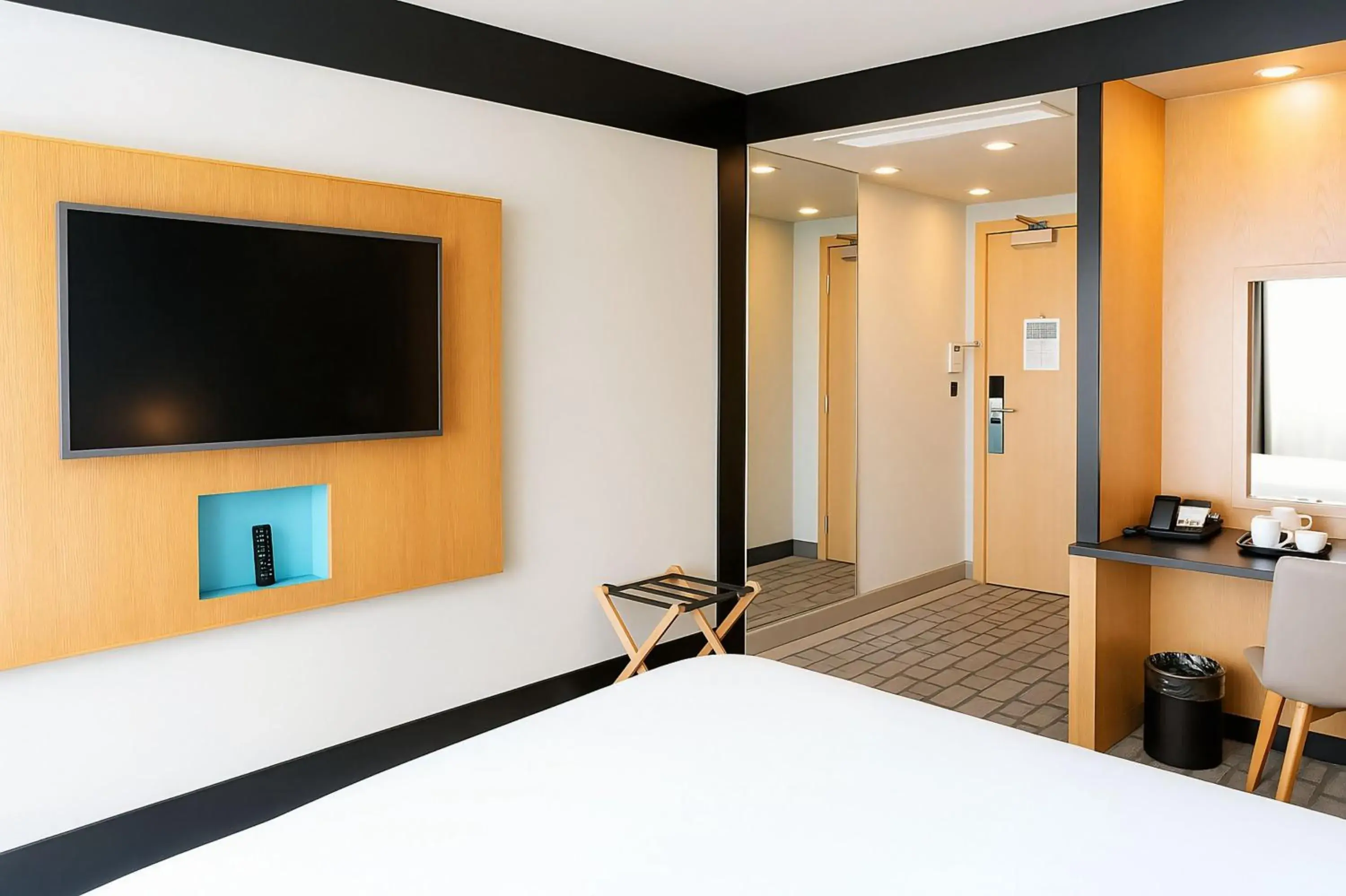 Double Room - Disability Access in Holiday Inn Salisbury - Stonehenge by IHG Double Room - Disability Access in Holiday Inn Salisbury - Stonehenge by IHG