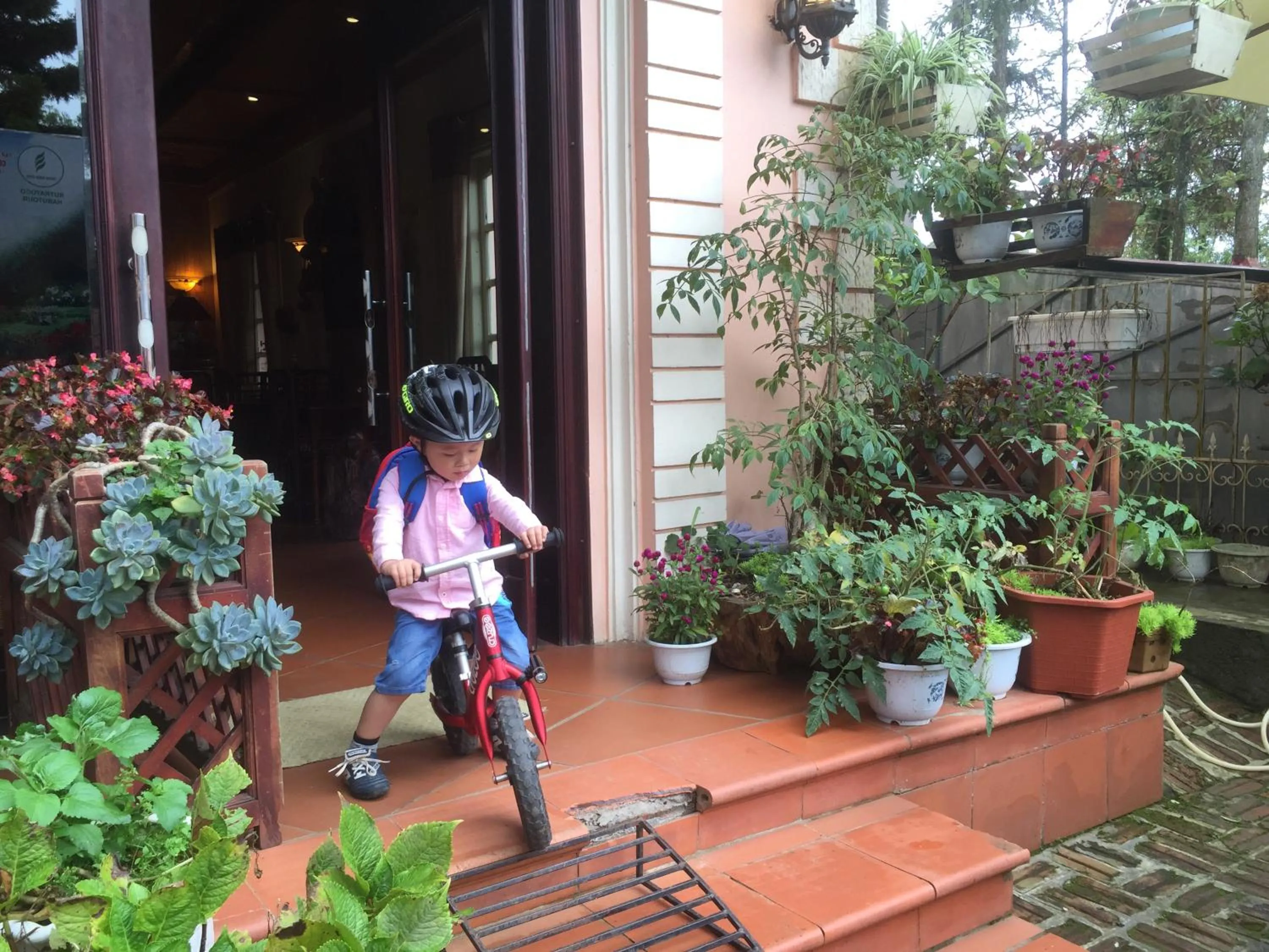 young children in Thai Binh Sapa Hotel