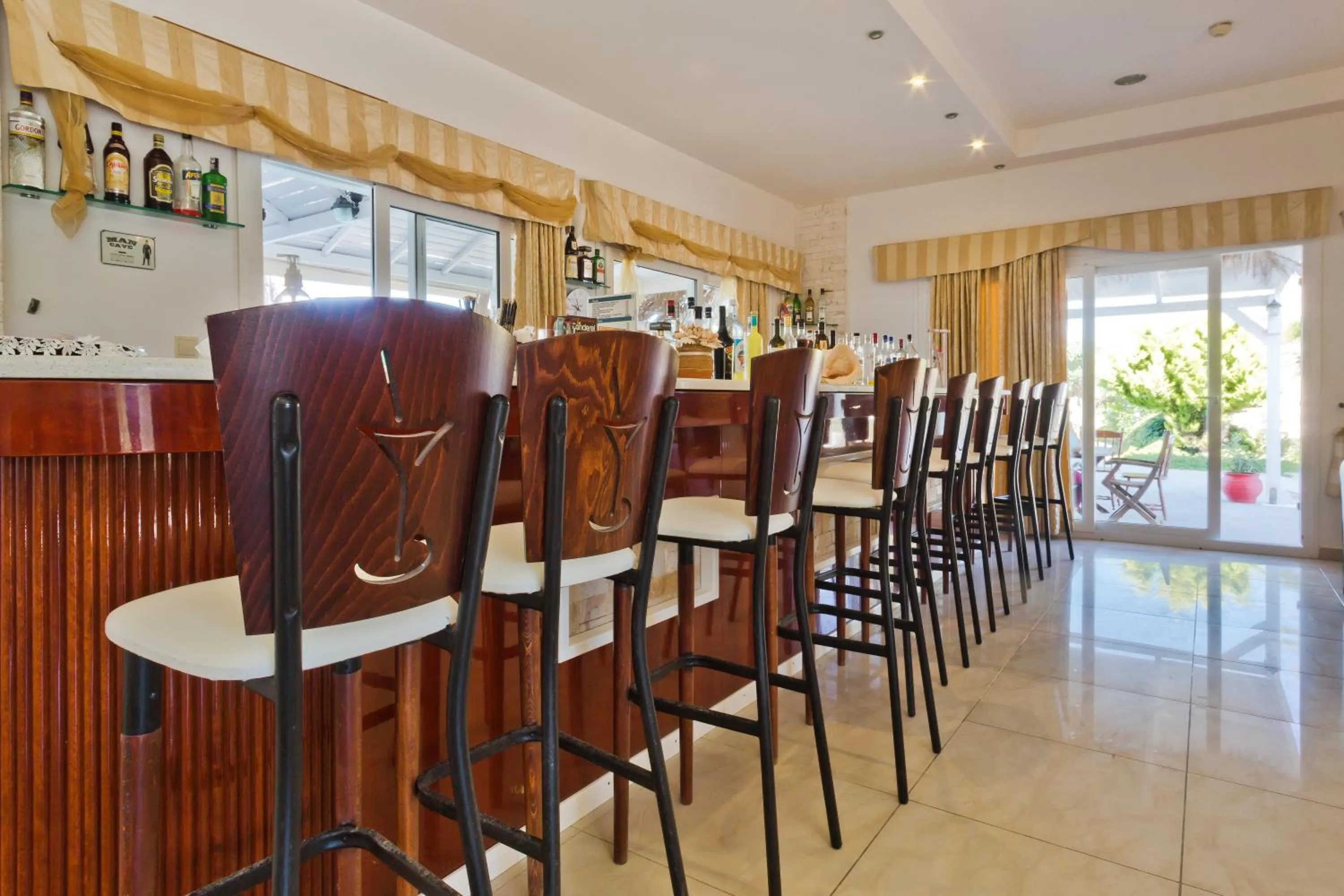 Lounge or bar in Royal Beach Hotel