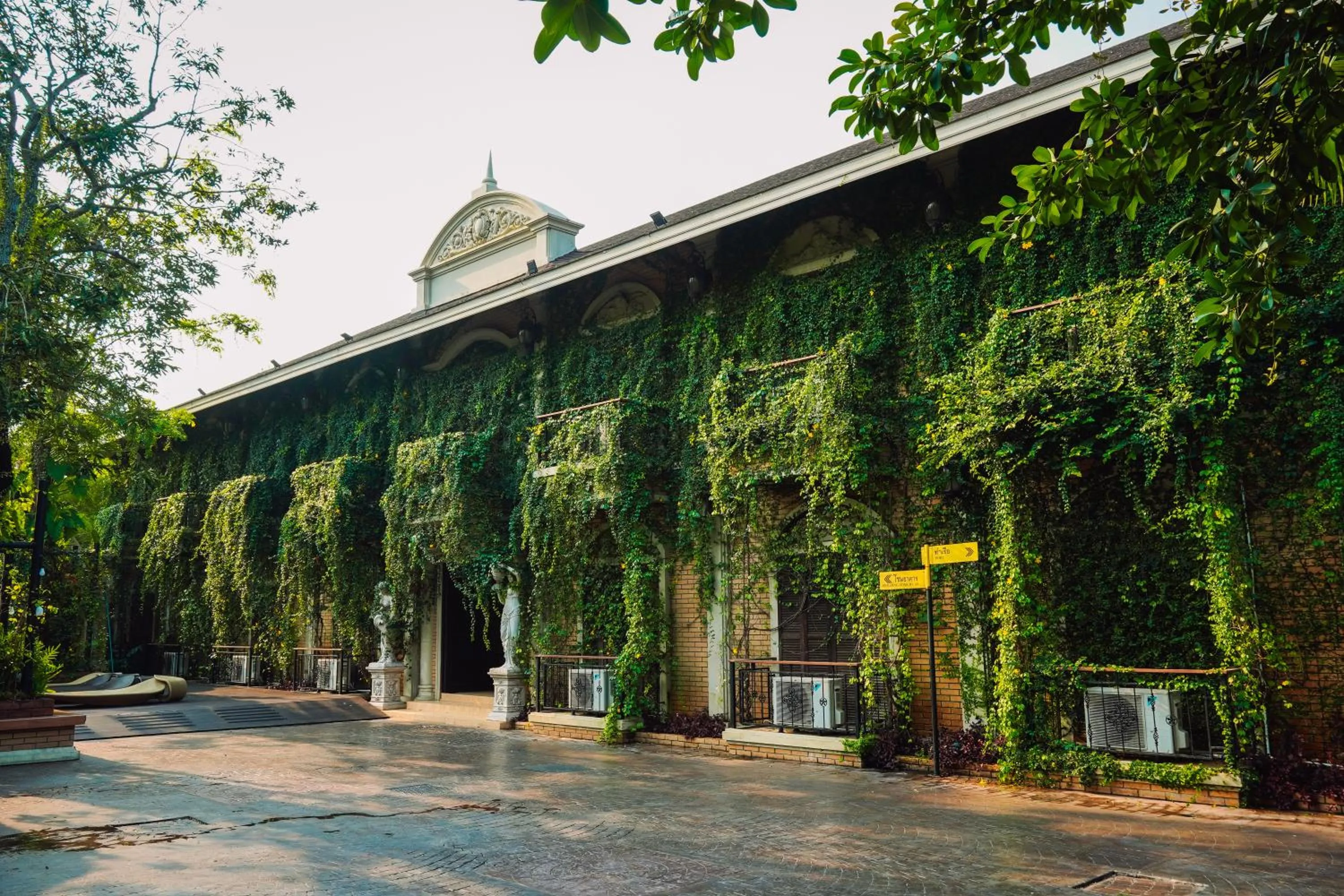 Property building in Khum Damnoen Resort