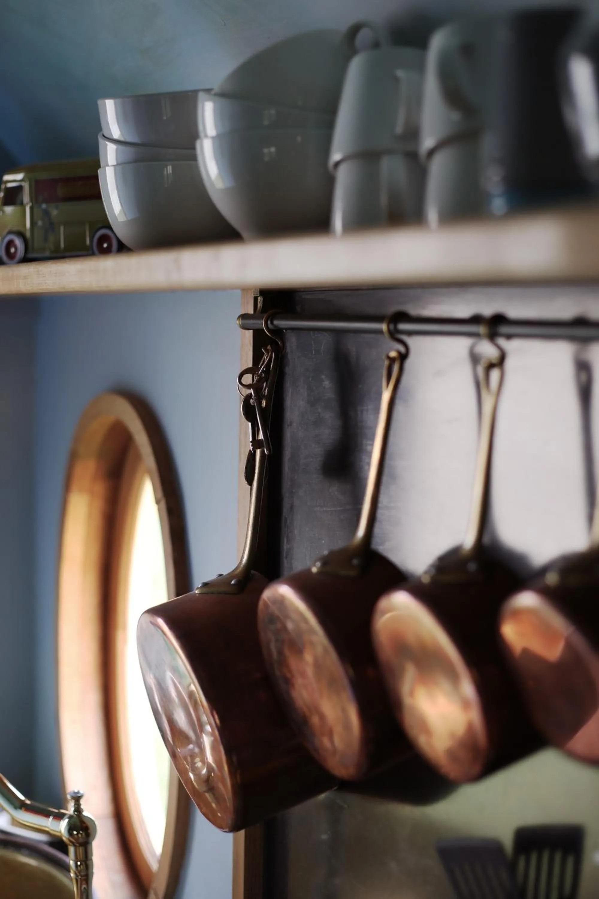 Kitchen or kitchenette in La roulotte Champêtre des Grillots