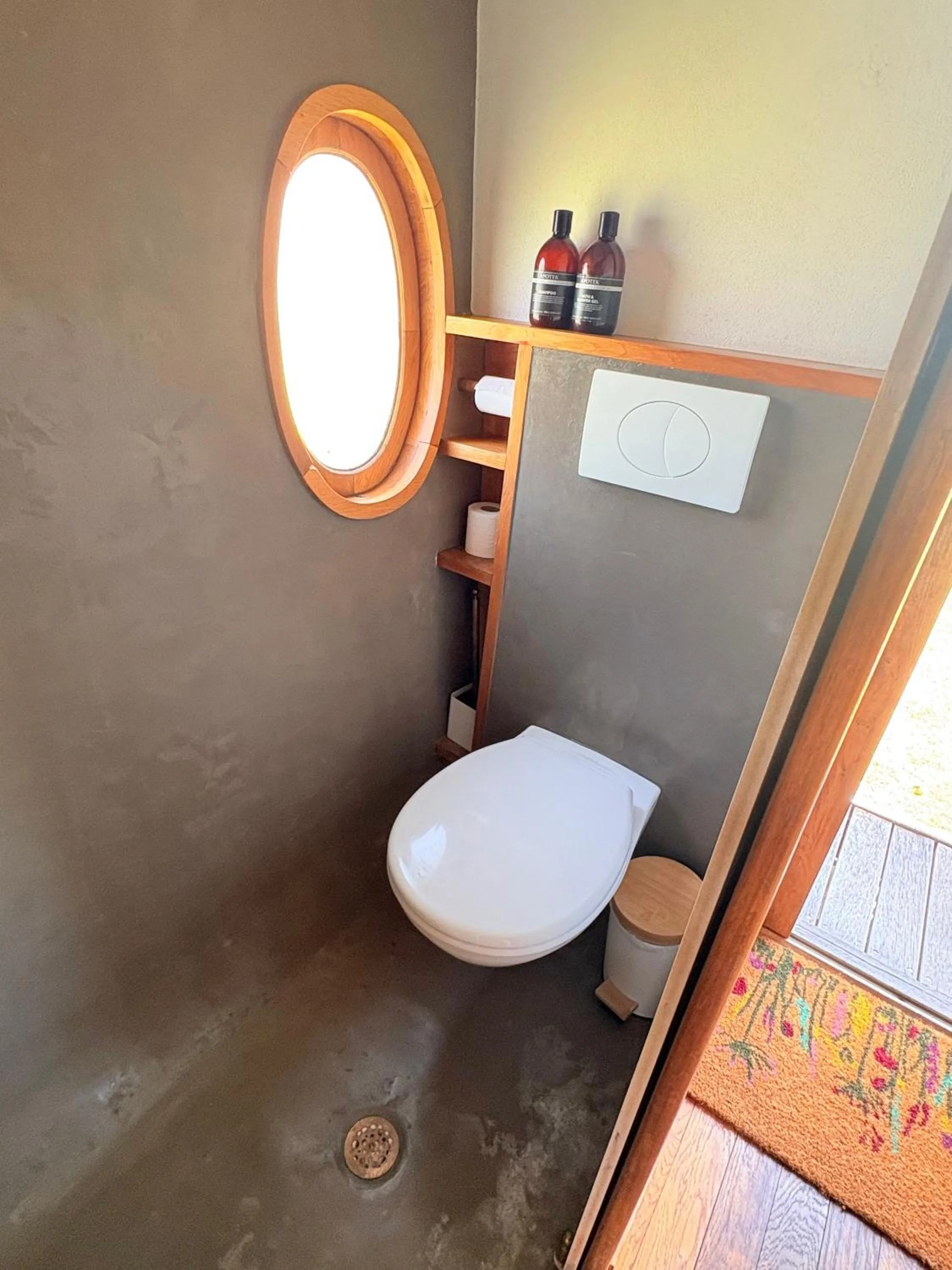 Shower in La roulotte Champêtre des Grillots