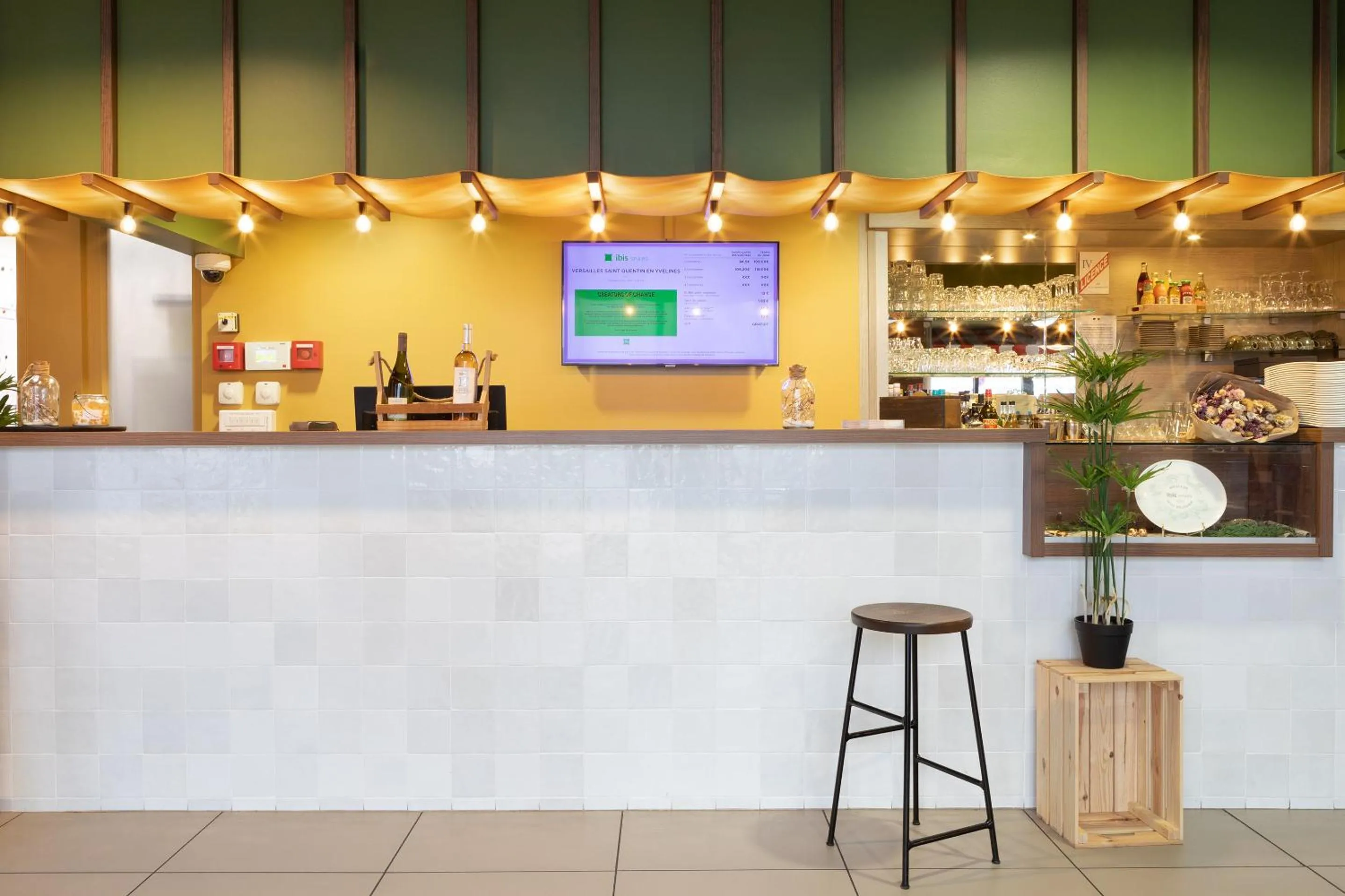 Lobby or reception in ibis Styles Versailles Saint Quentin en Yvelines