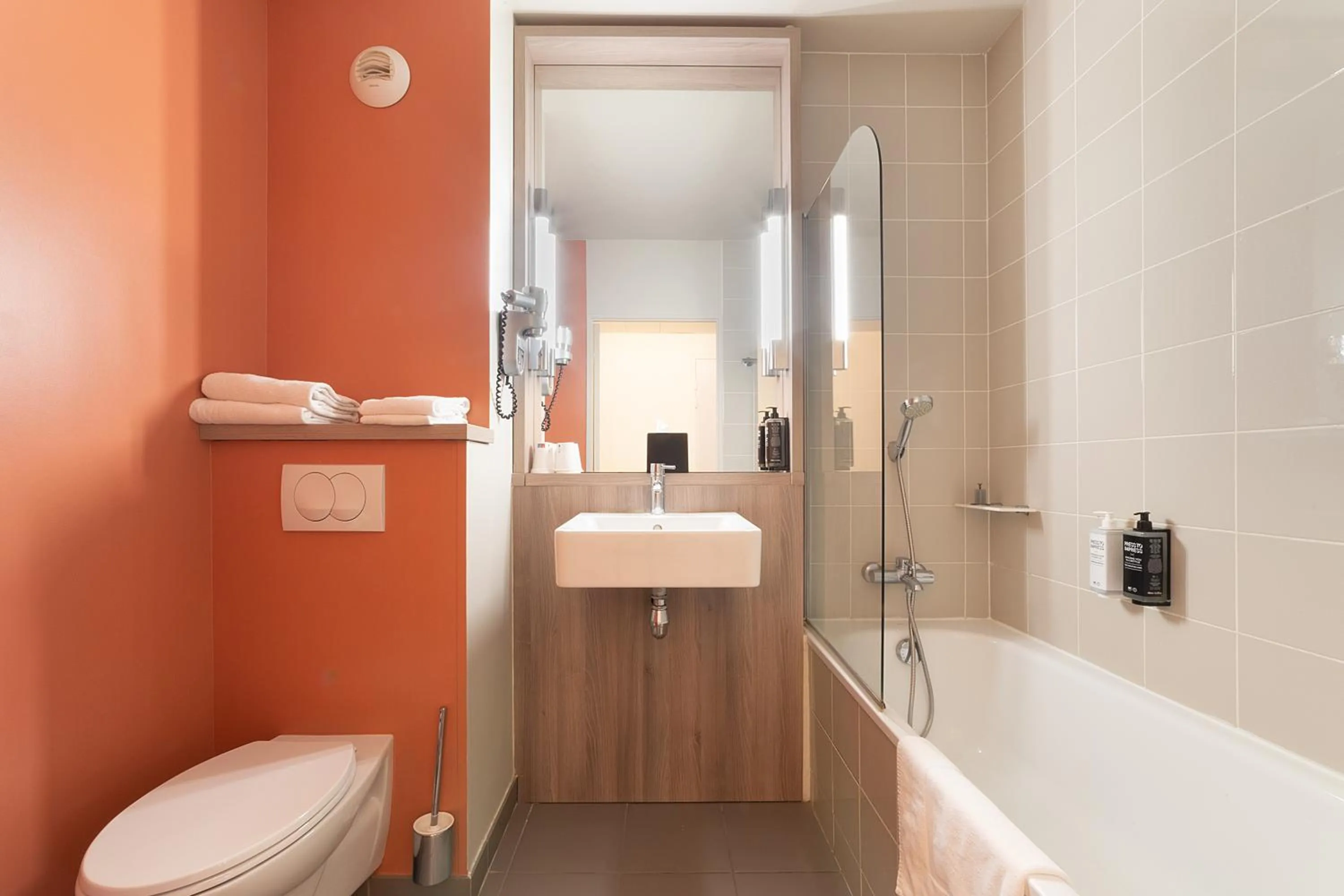 Bathroom in ibis Styles Versailles Saint Quentin en Yvelines