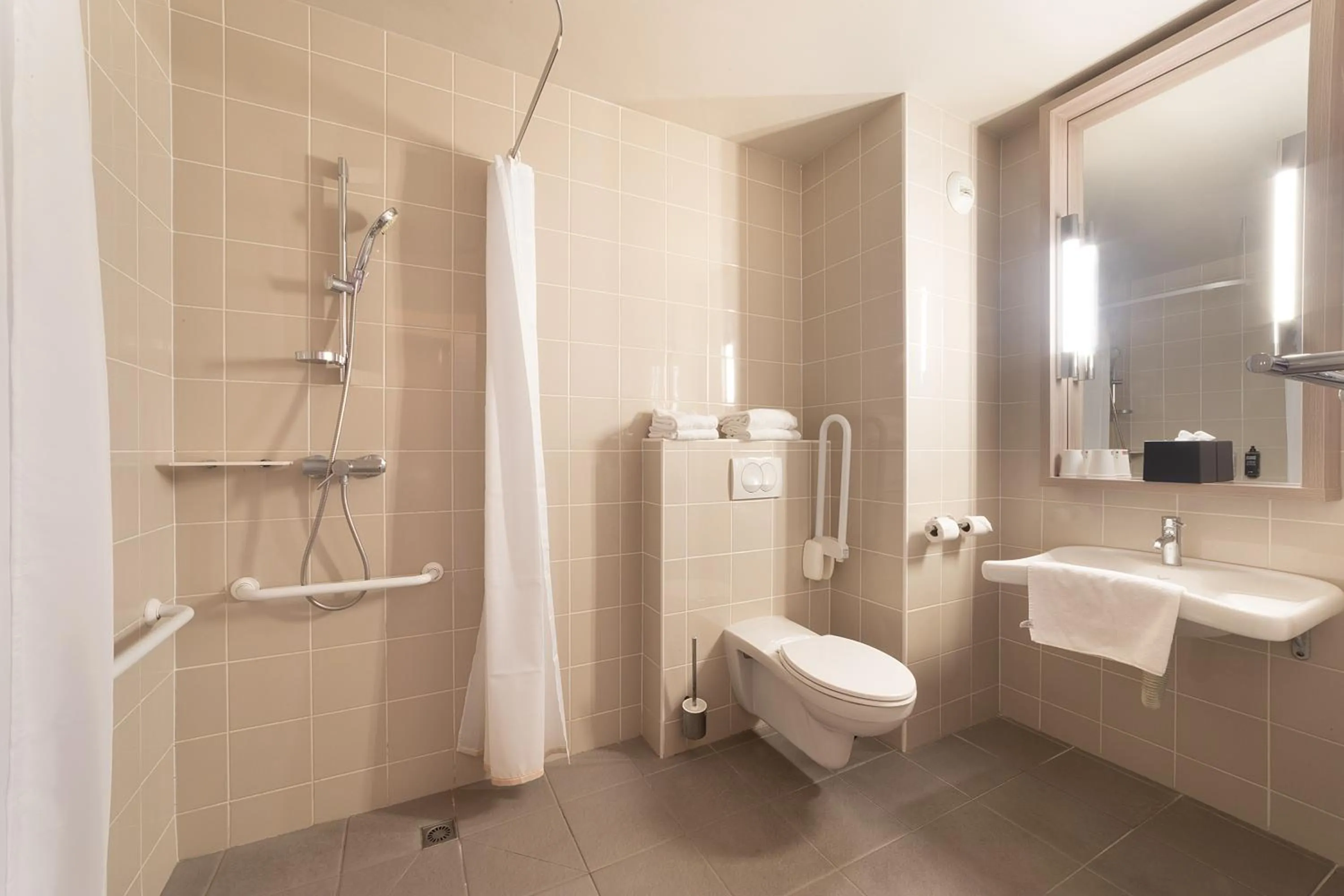 Bathroom in ibis Styles Versailles Saint Quentin en Yvelines