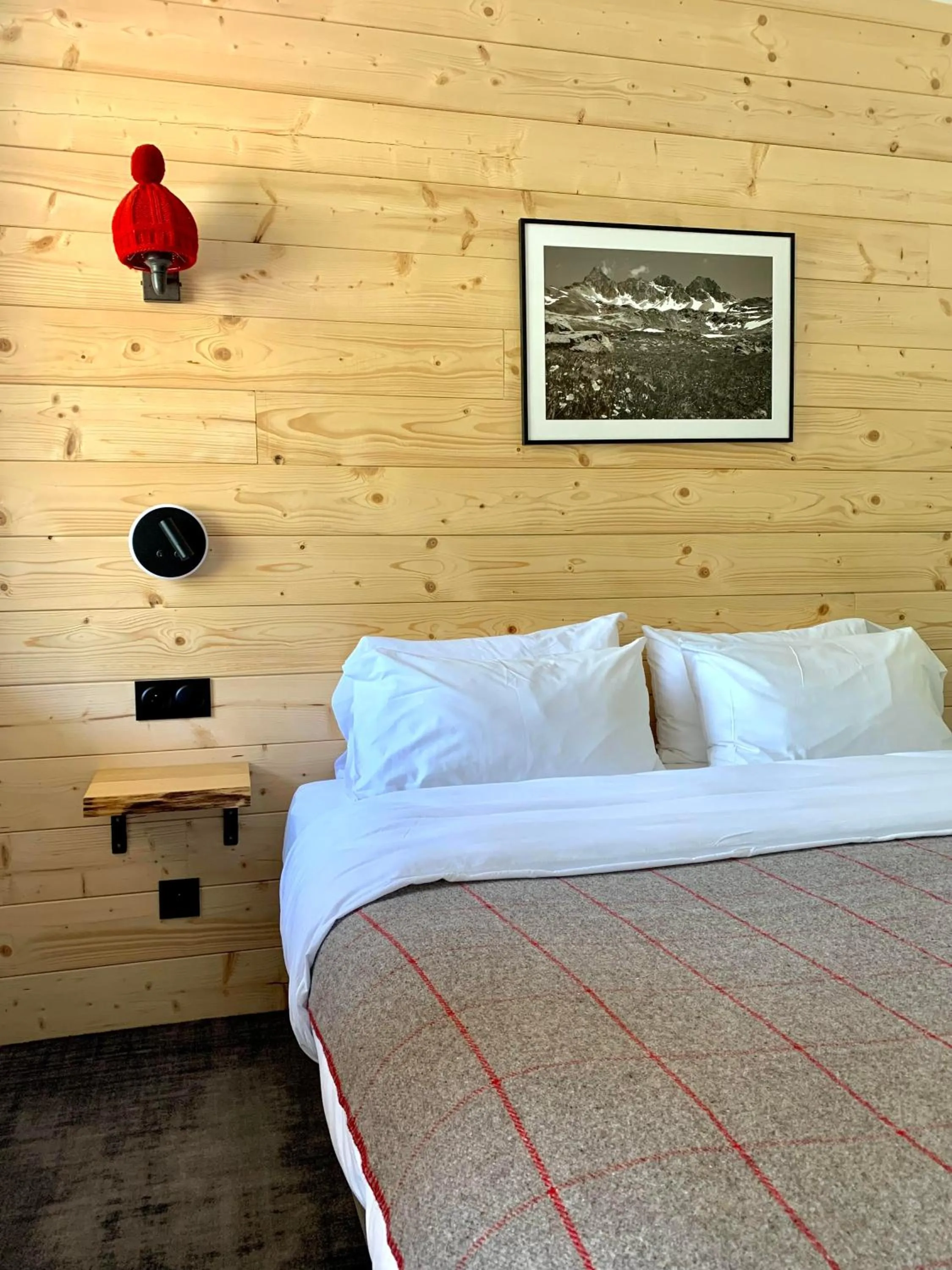 Photo of the whole room, Bed in Hotel Lac Bleu 1650