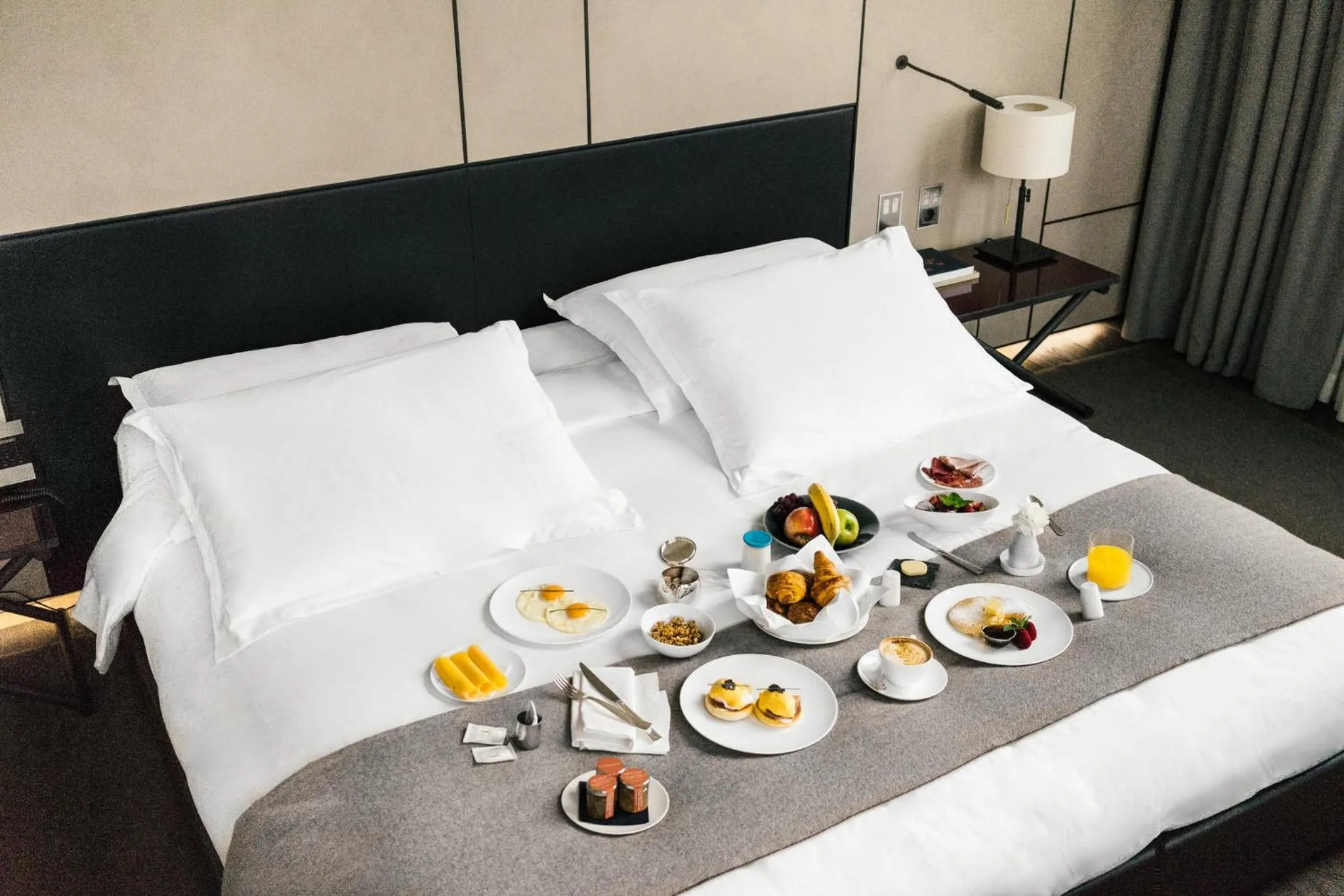 Food and drinks, Bed in Conservatorium Hotel - Operated by Mandarin Oriental