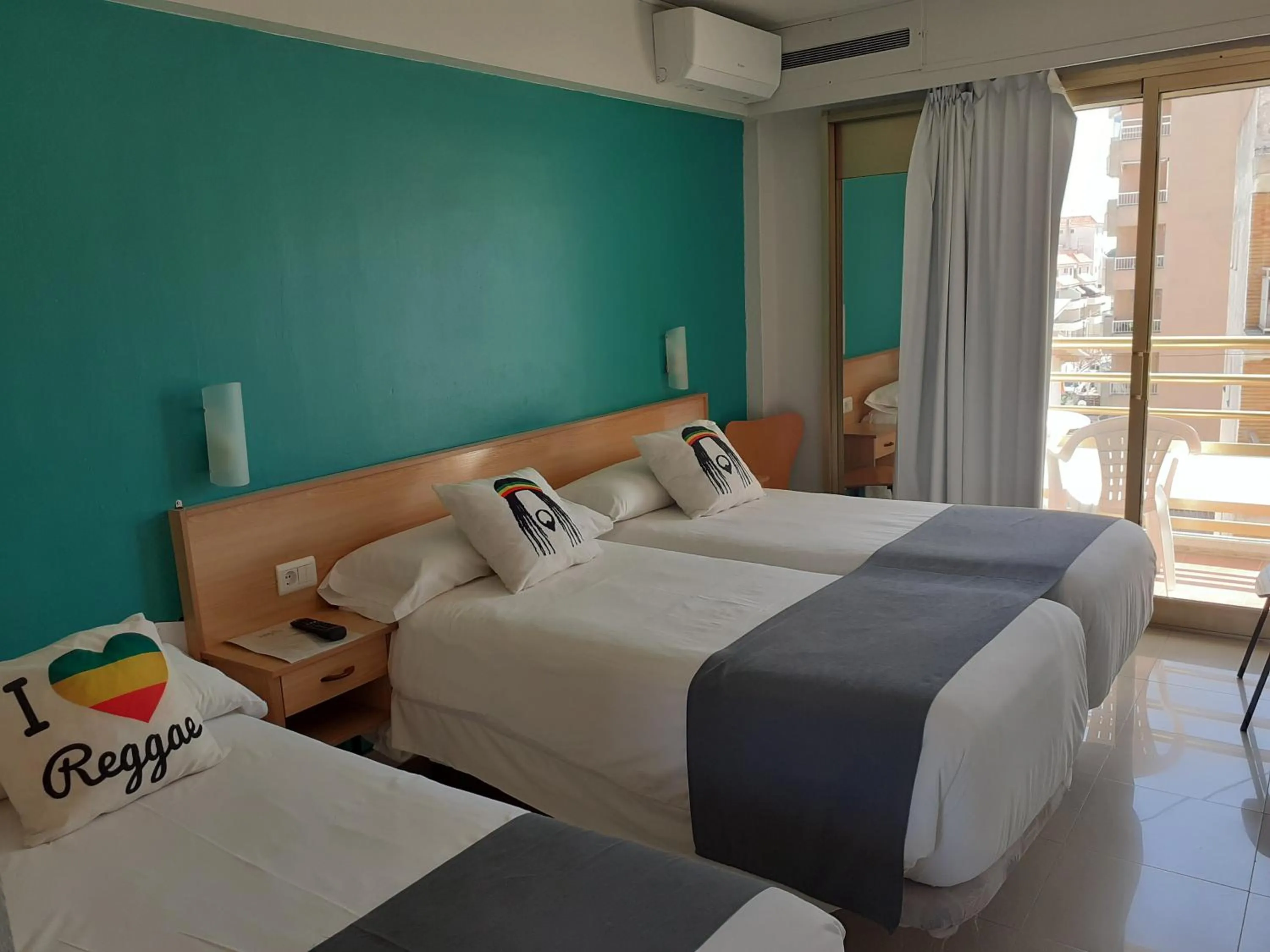 Bed in Hotel Clibomar Jamaica