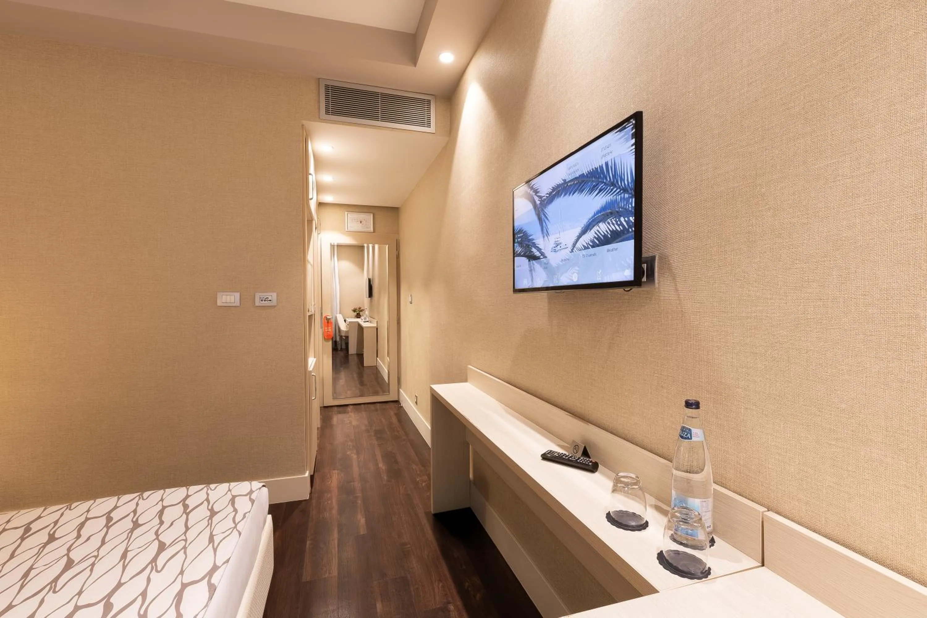 Communal lounge/ TV room, Bed in Hotel Palma