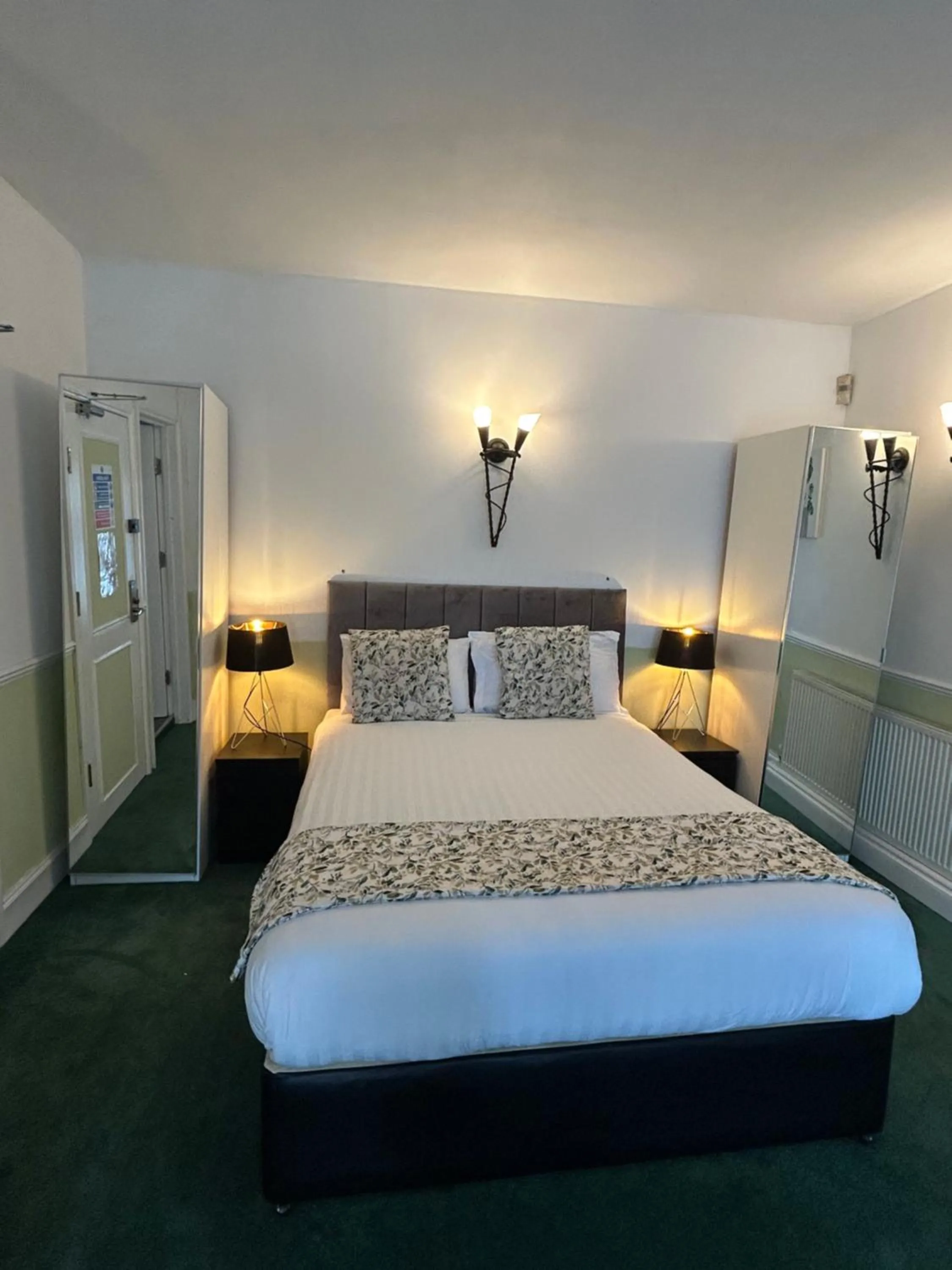 Bedroom, Bed in Barons Court Hotel