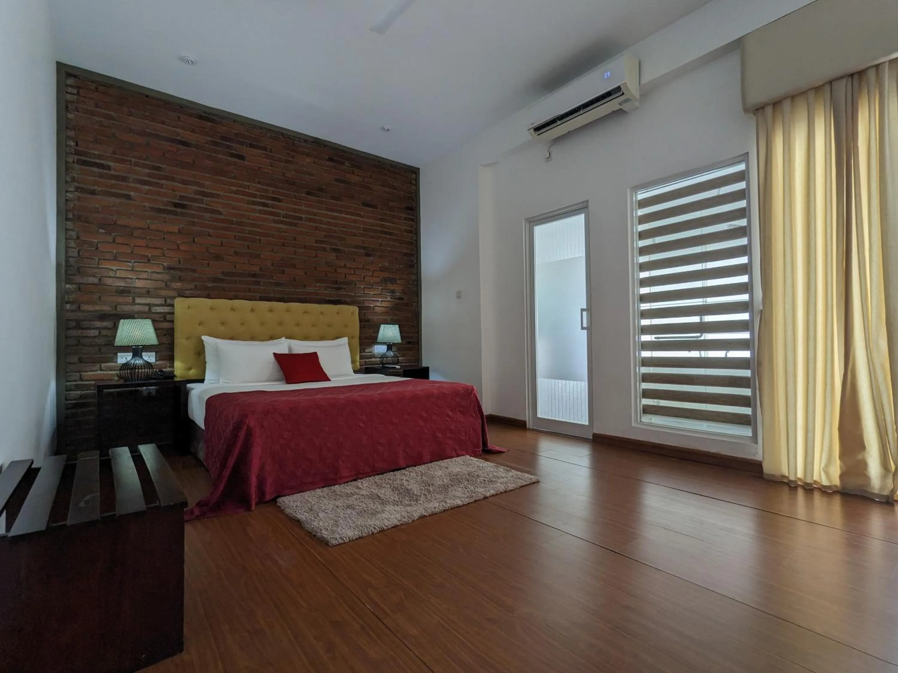 Photo of the whole room, Bed in Daffodils Beach Negombo