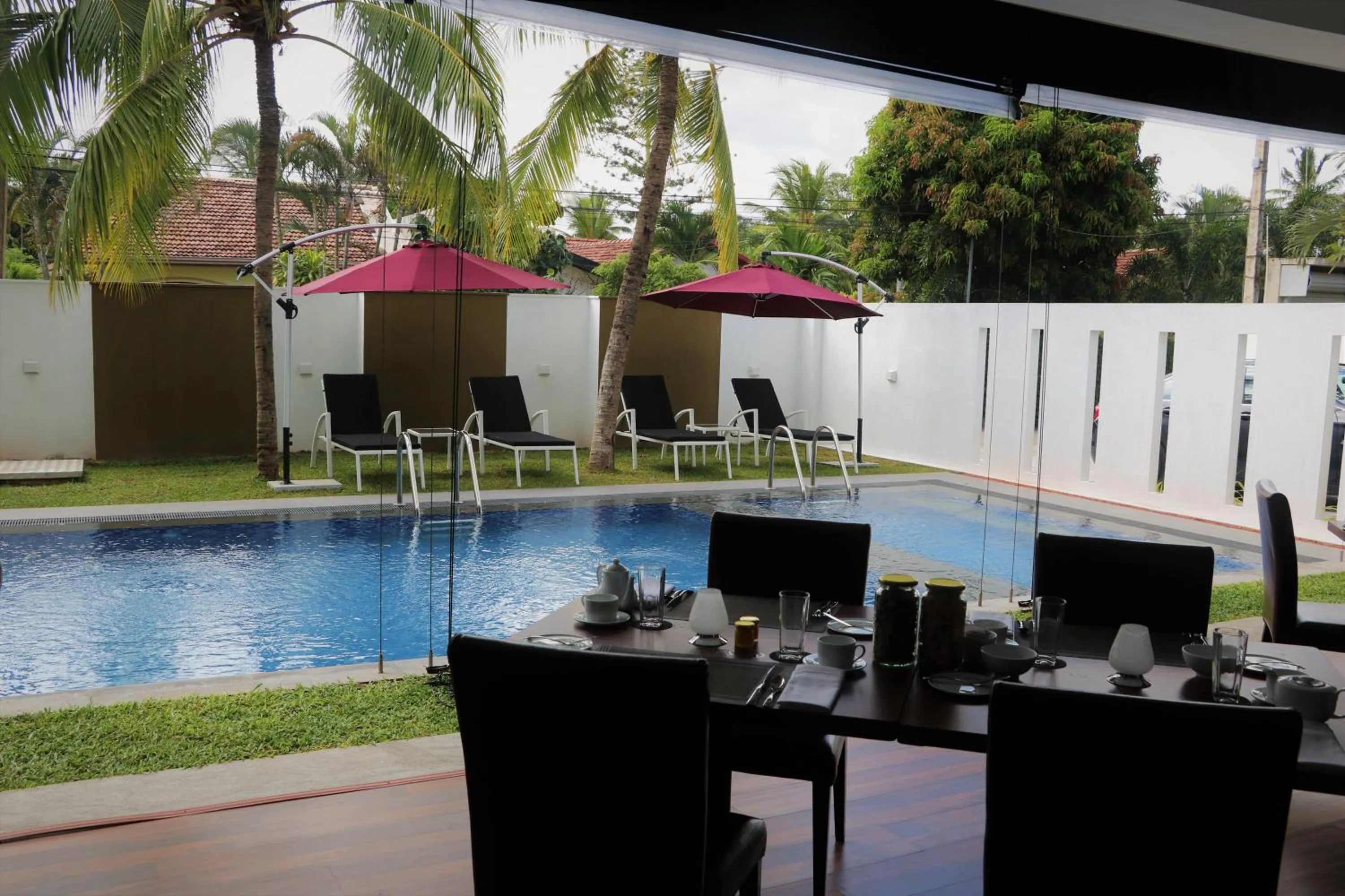 Swimming pool in Daffodils Beach Negombo