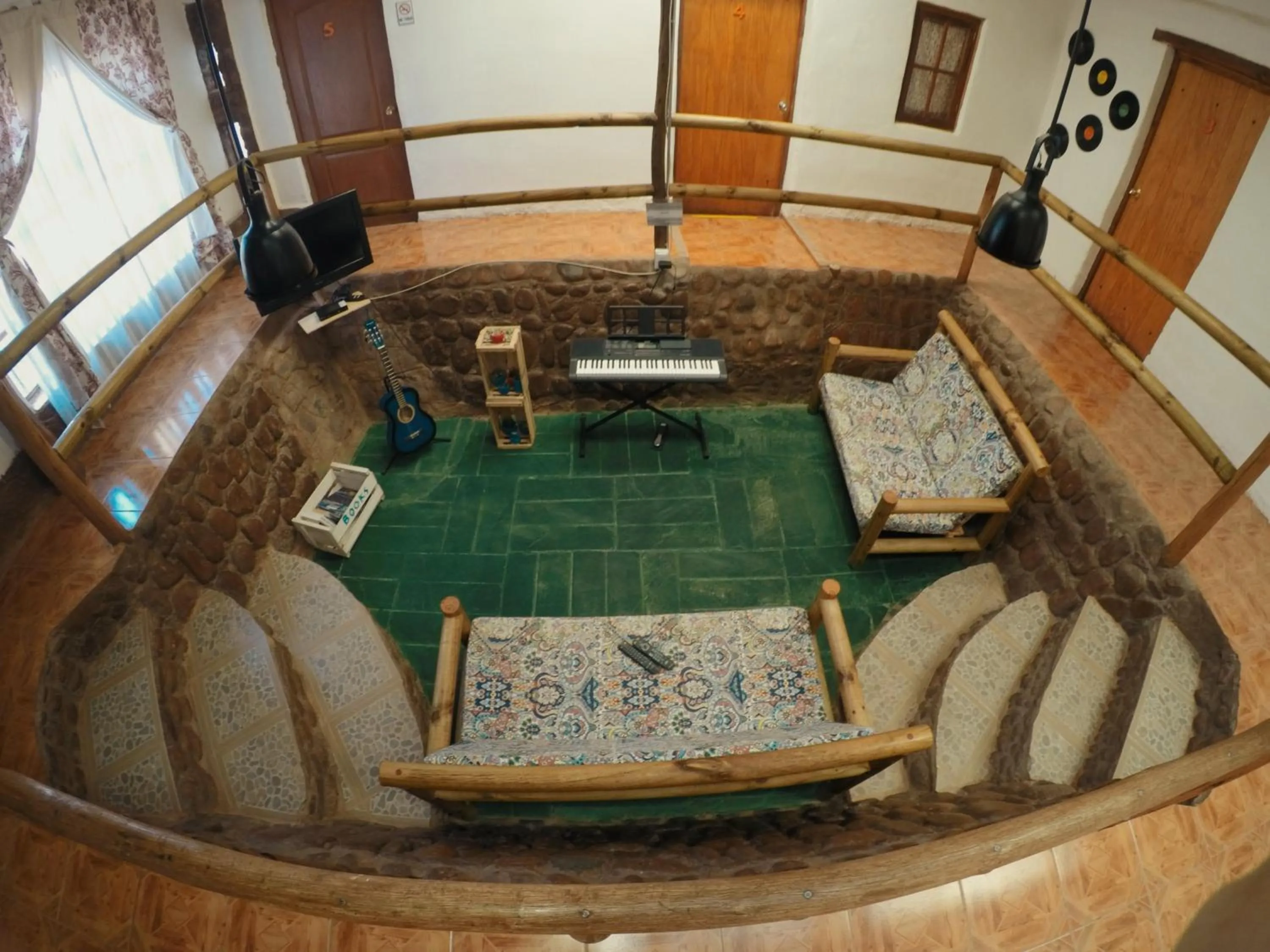 Communal lounge/ TV room in Rey Lagarto Hostel