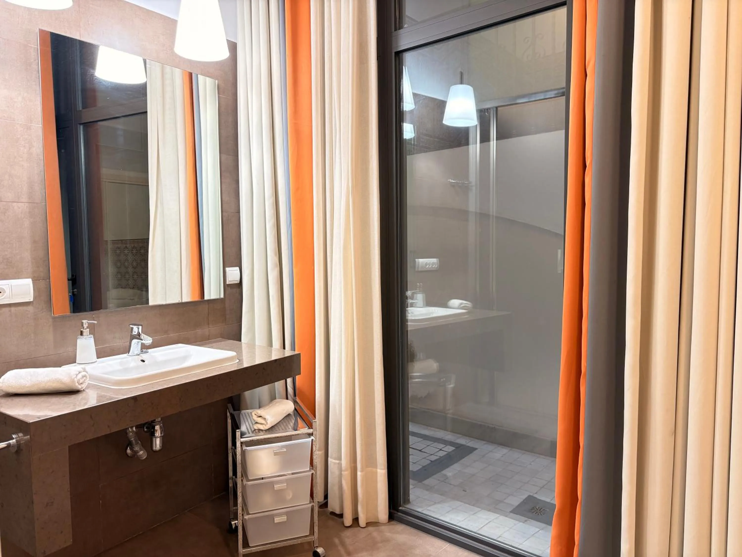 Shower in Life Apartments Alberto Lista