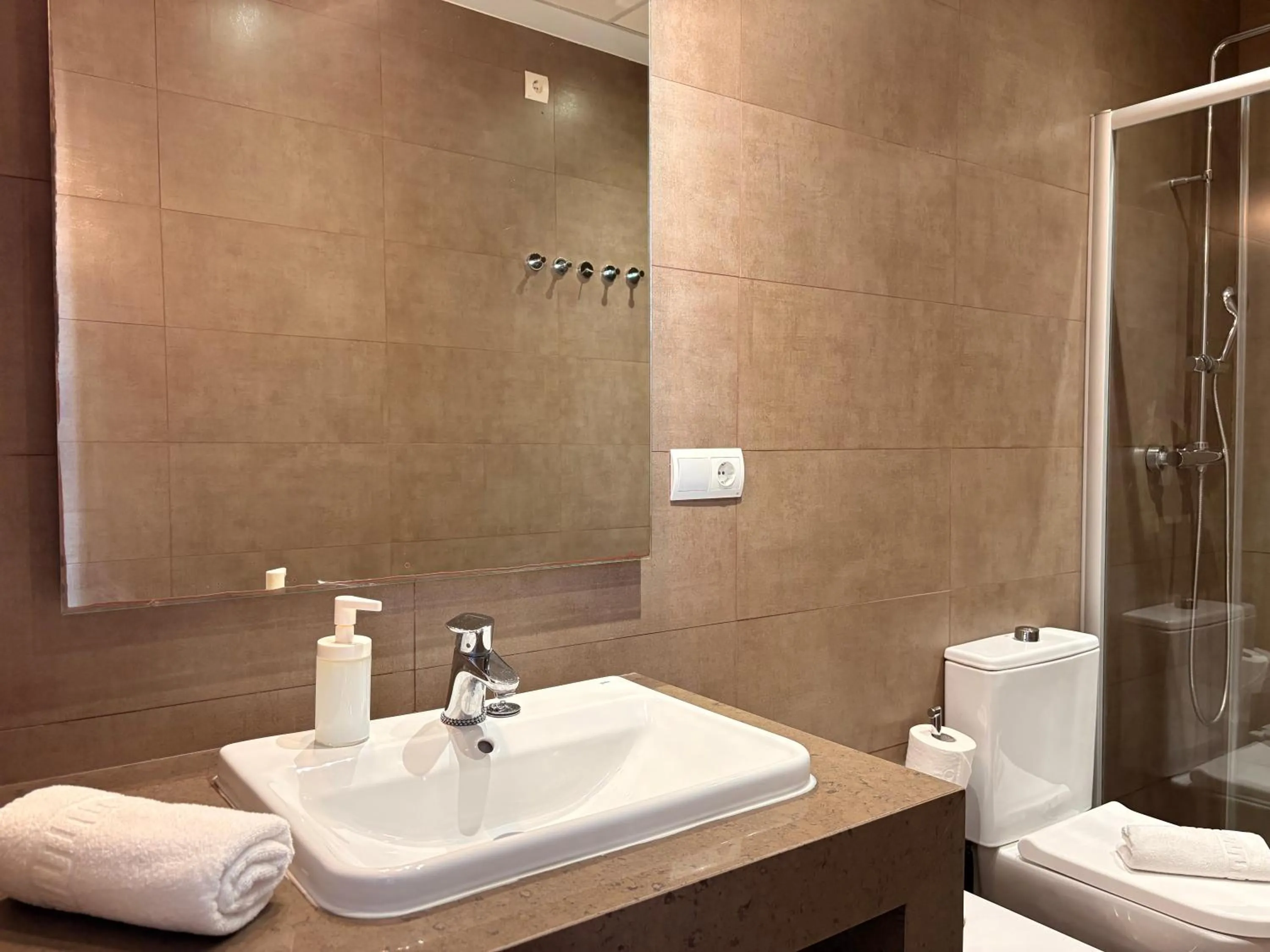 Shower in Life Apartments Alberto Lista