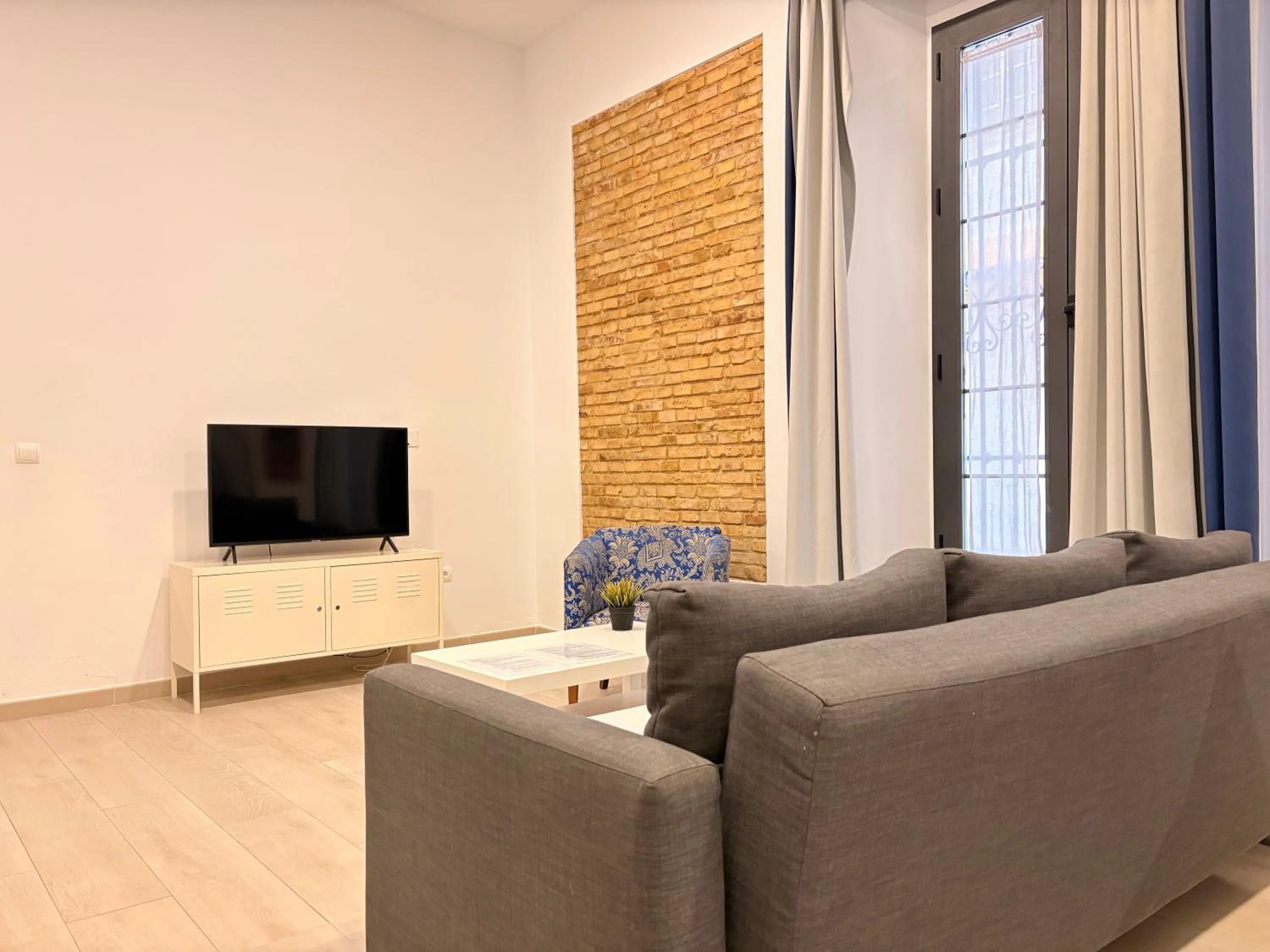 Communal lounge/ TV room in Life Apartments Alberto Lista