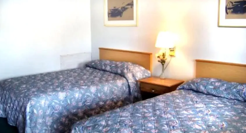 Bed in Monticello Inn - Monticello, Indiana