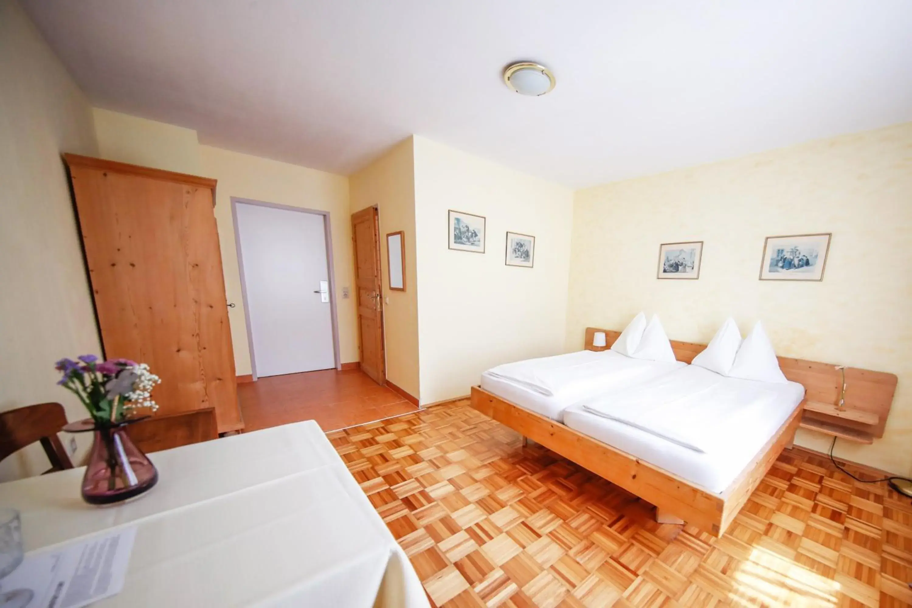 Budget Double Room with Street View in Hotel Lehenerhof Budget Double Room with Street View in Hotel Lehenerhof