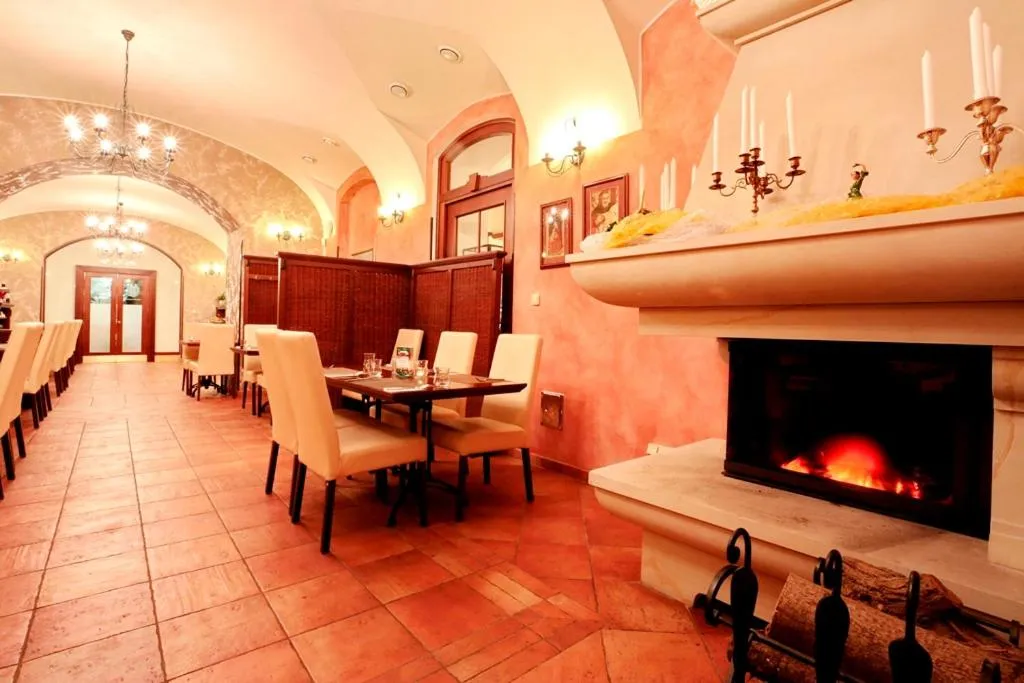 Restaurant/places to eat in Hotel Zámek Berchtold