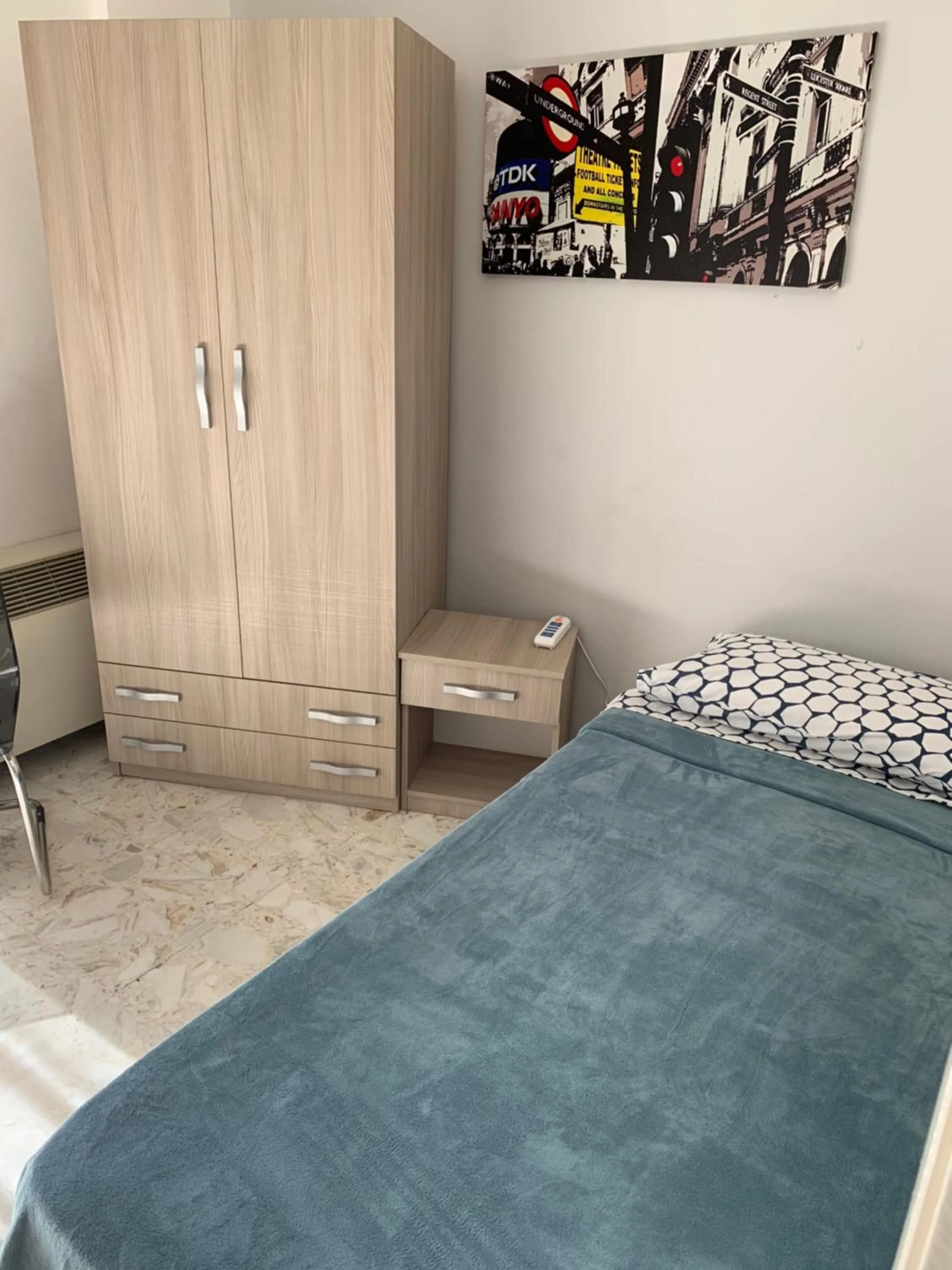 Photo of the whole room, Bed in Harmony Rooms