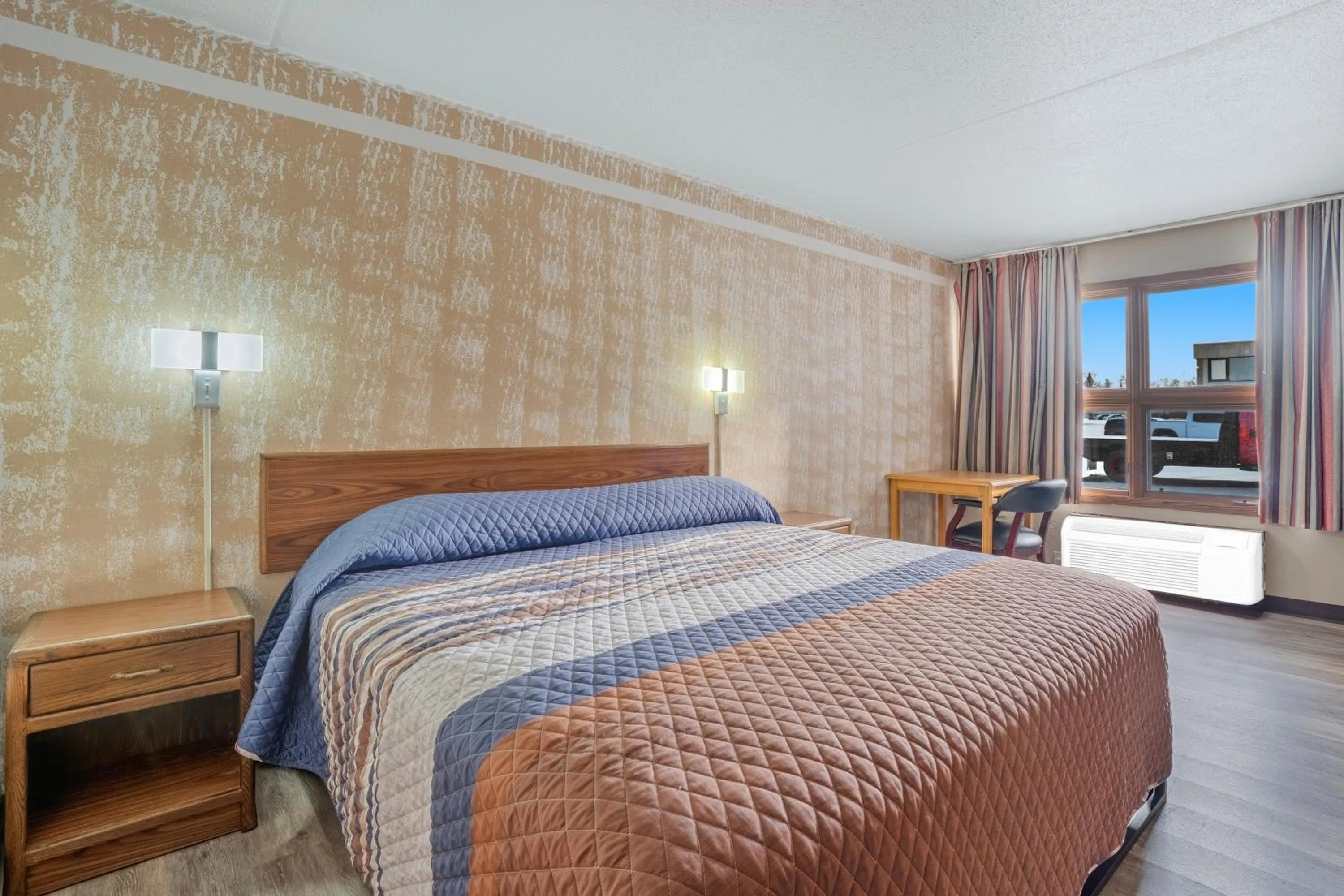 Bedroom, Bed in Devils Lake Inn By OYO Near Devils Lake Regional Airport