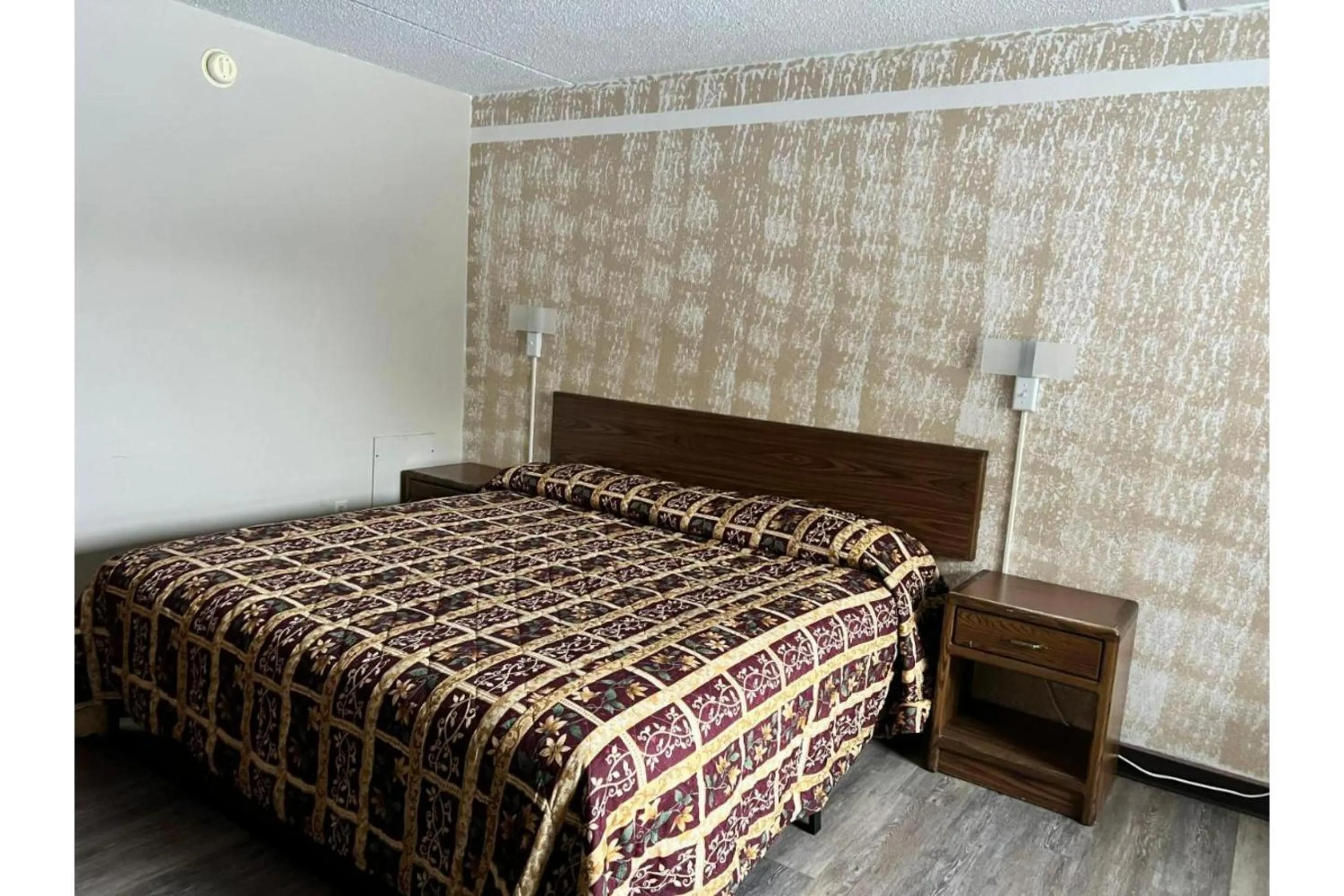 King Room - Non-Smoking in Devils Lake Inn By OYO Near Devils Lake Regional Airport