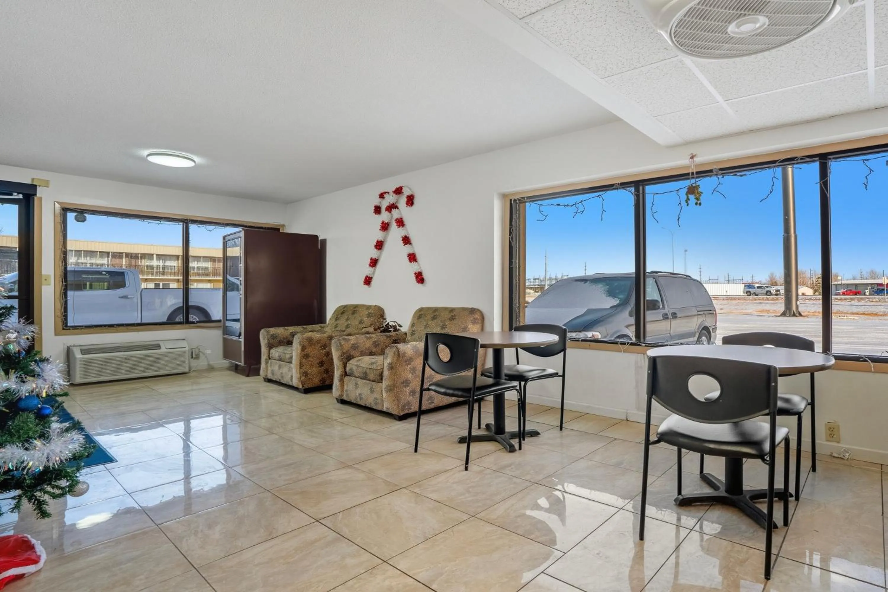 Seating area in Devils Lake Inn By OYO Near Devils Lake Regional Airport