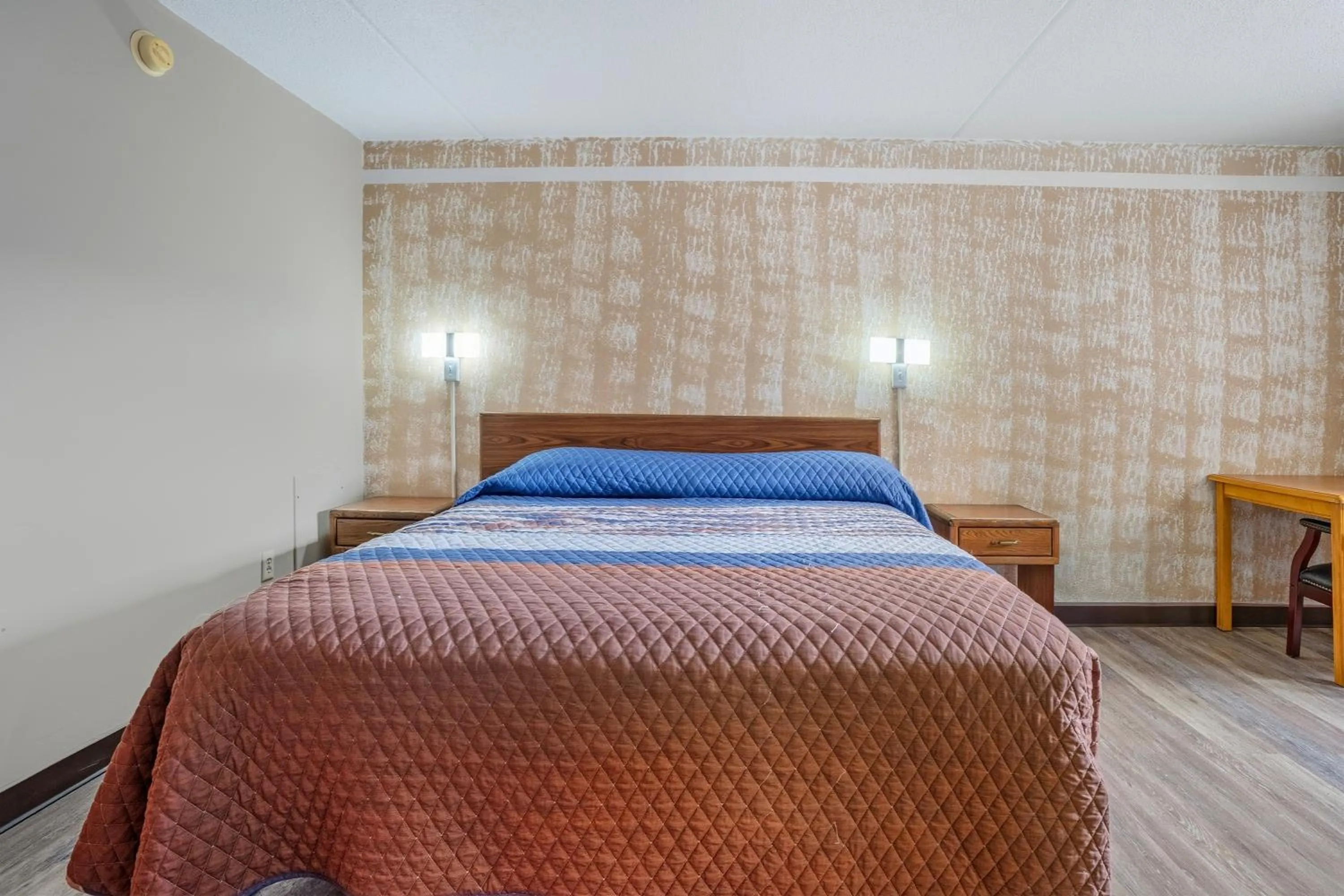 Bedroom, Bed in Devils Lake Inn By OYO Near Devils Lake Regional Airport