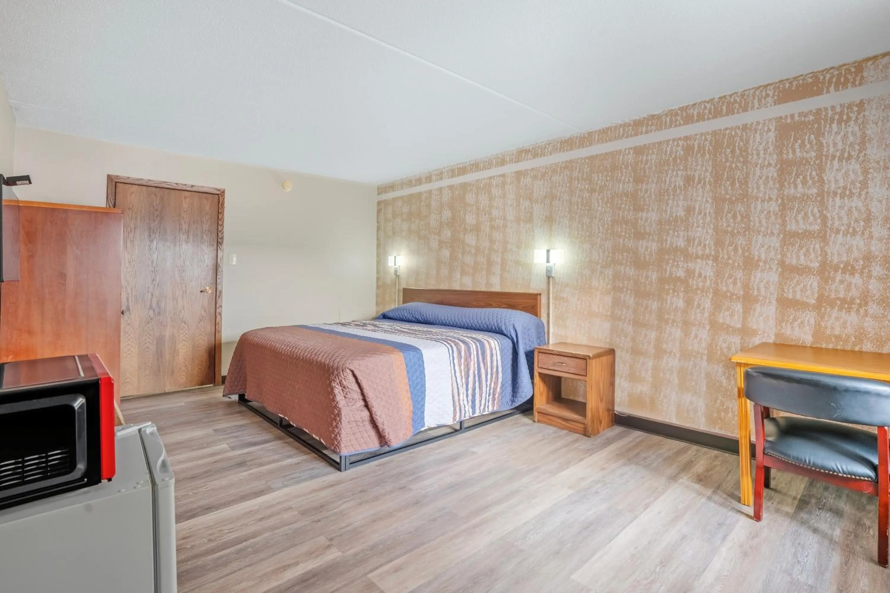 Bedroom, Bed in Devils Lake Inn By OYO Near Devils Lake Regional Airport