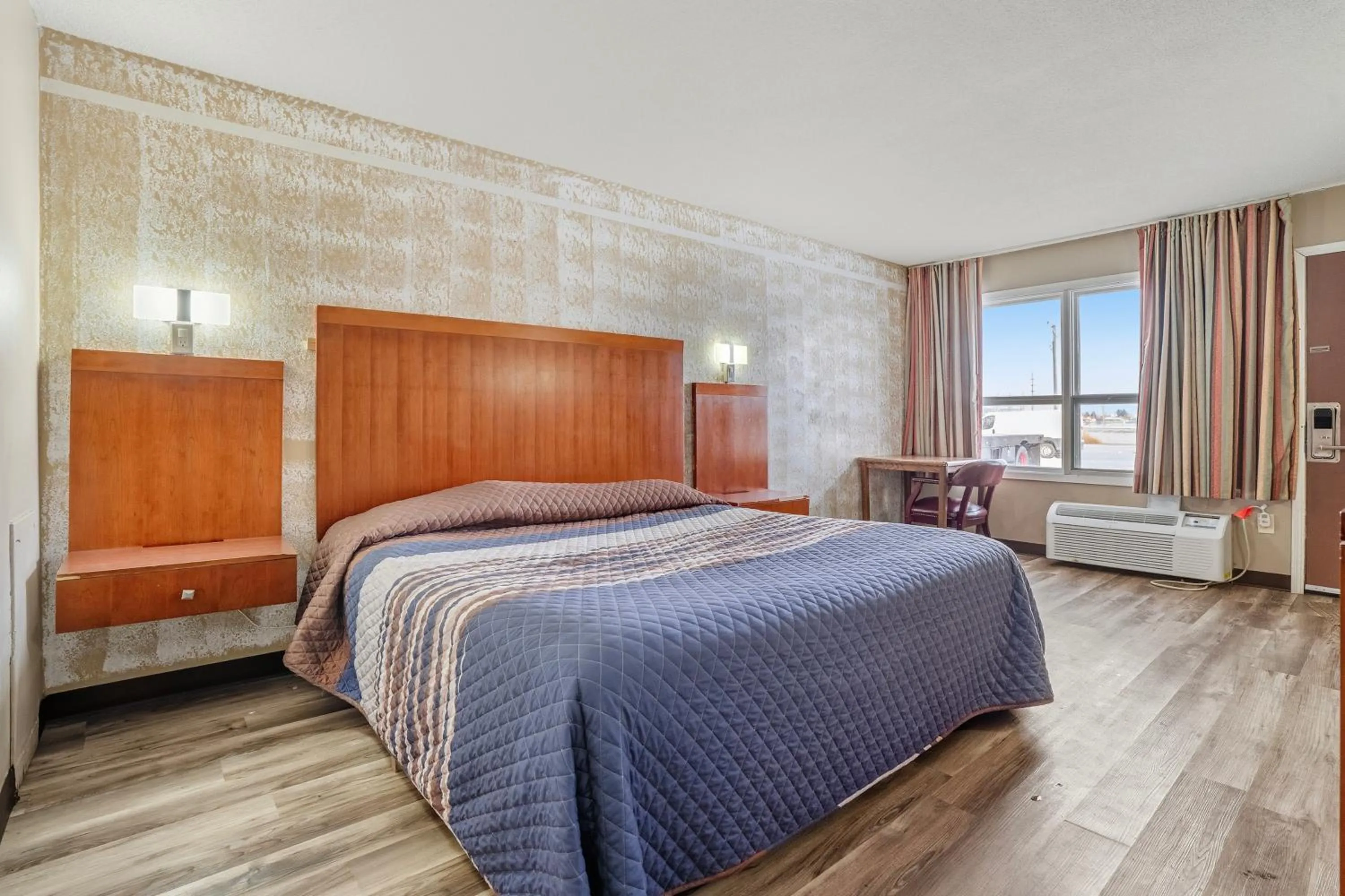 Bedroom, Bed in Devils Lake Inn By OYO Near Devils Lake Regional Airport
