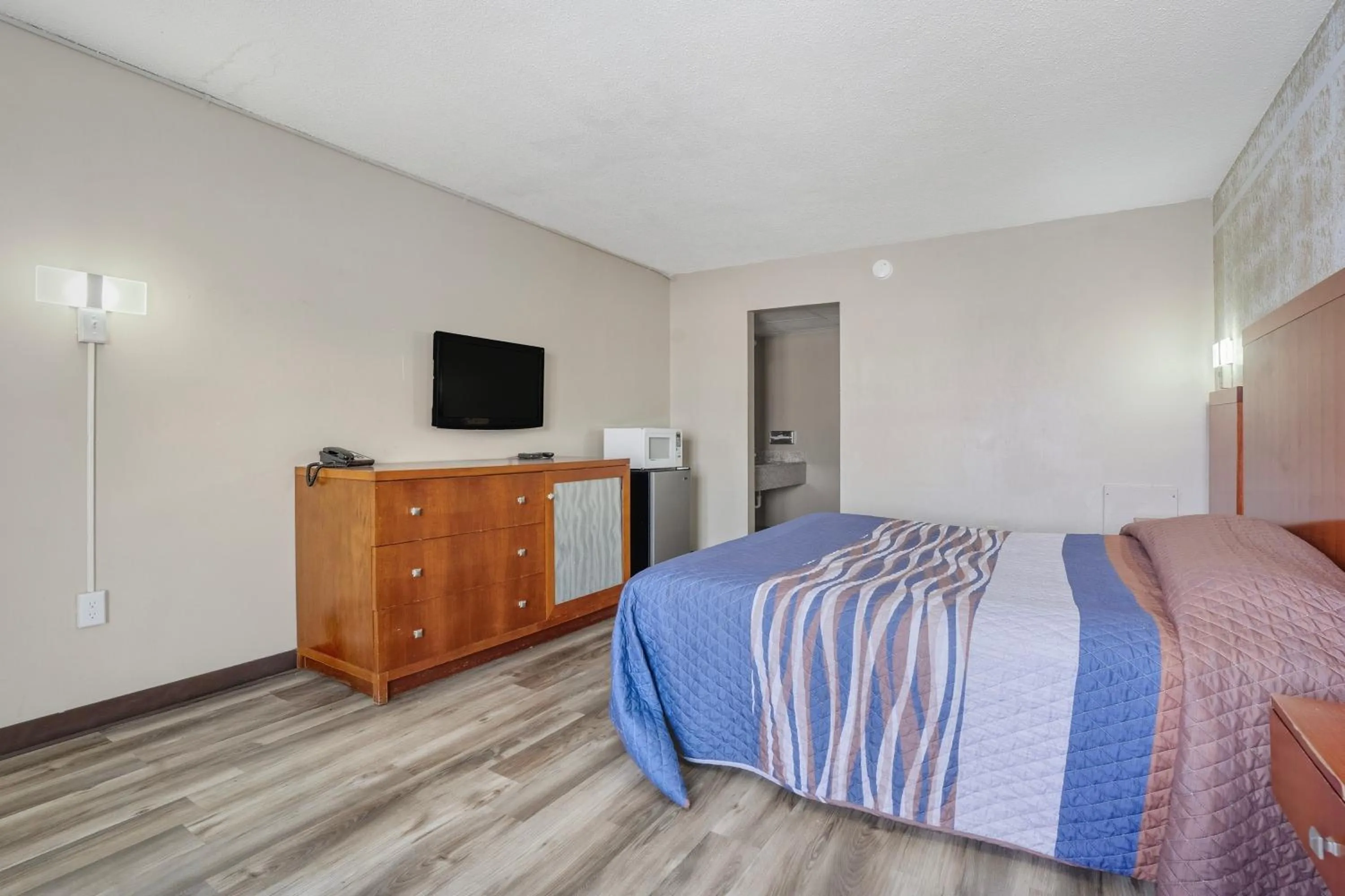 Bedroom, Bed in Devils Lake Inn By OYO Near Devils Lake Regional Airport