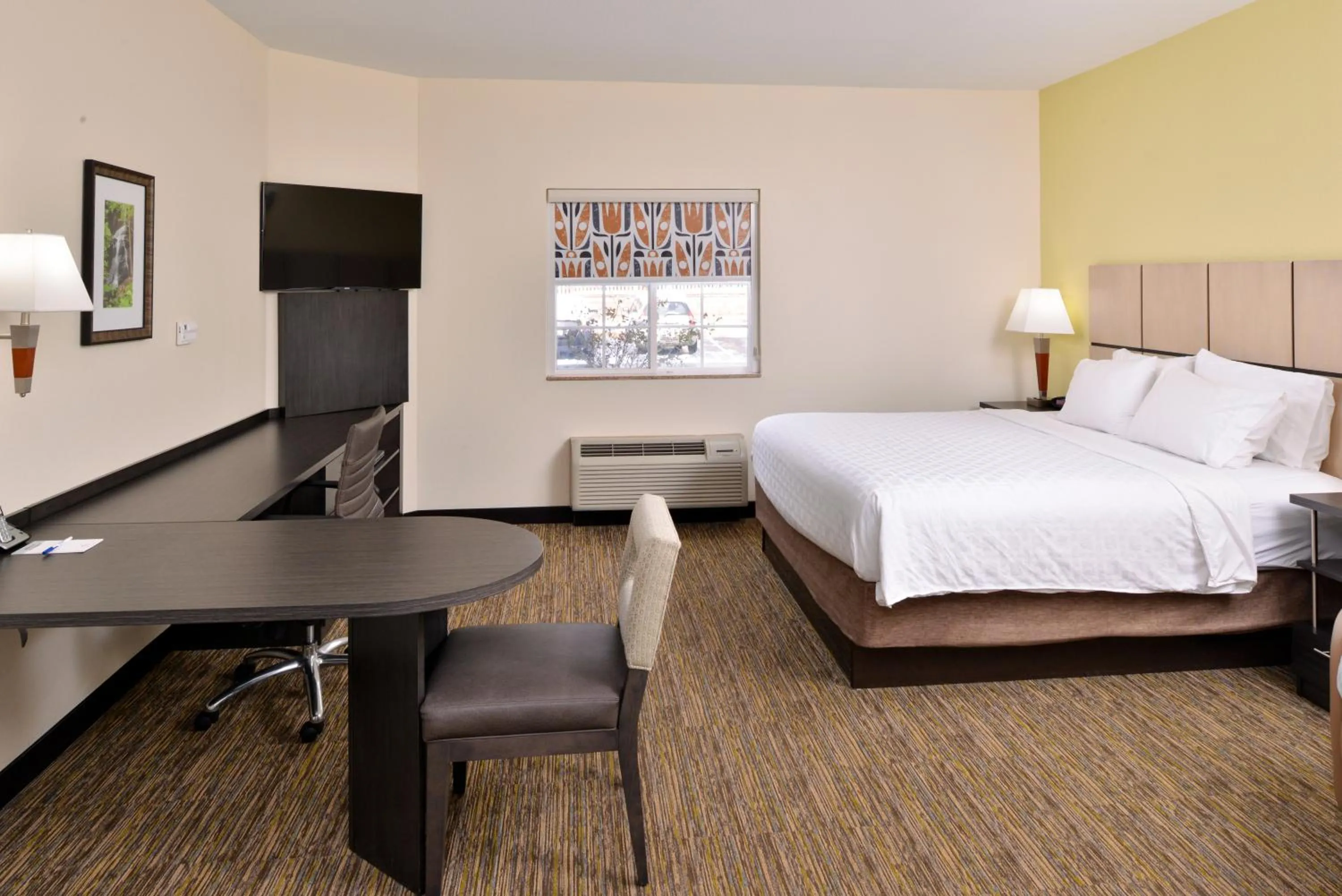 Photo of the whole room, Bed in Candlewood Suites Winchester by IHG