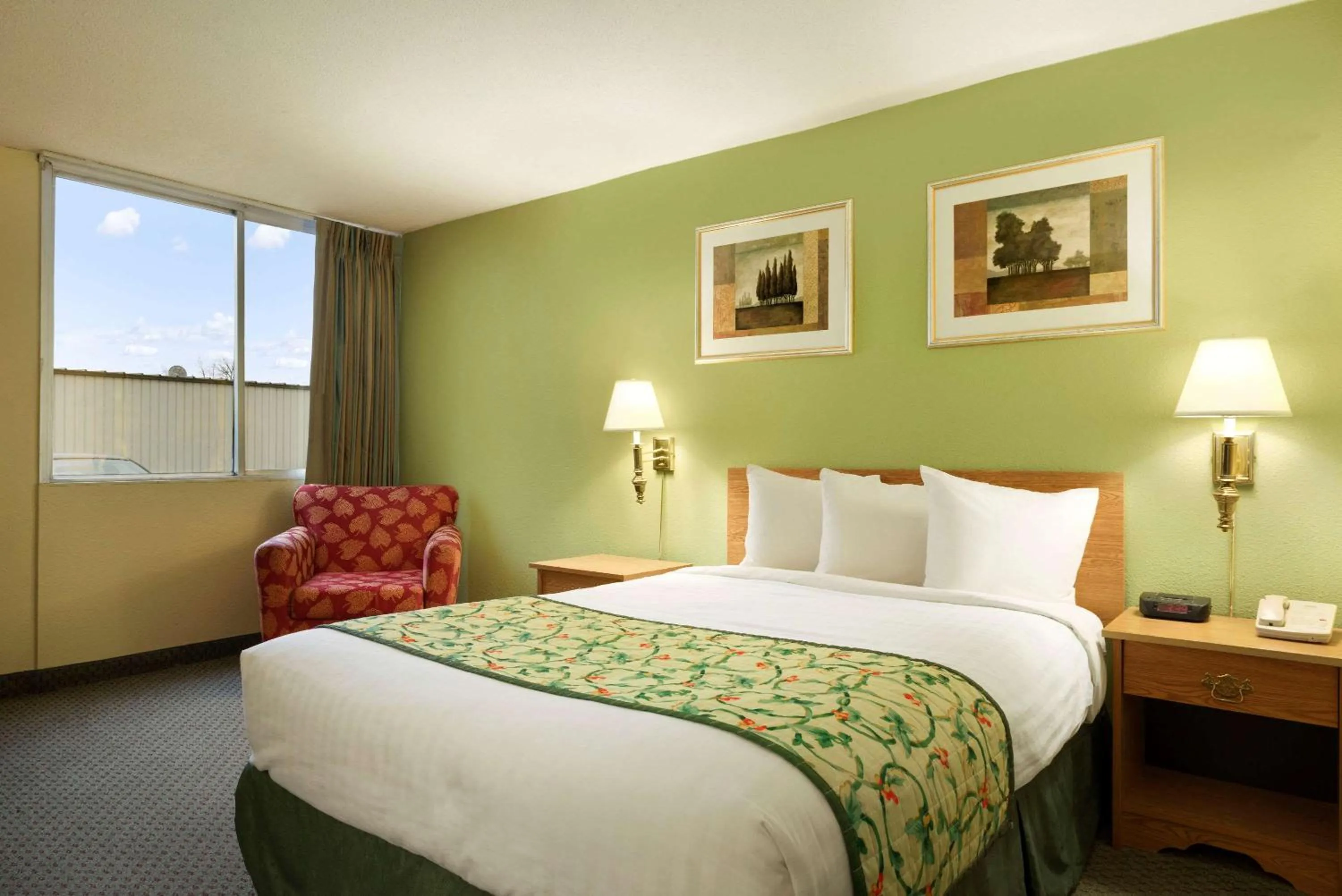 Photo of the whole room, Bed in Travelodge by Wyndham Sturgis