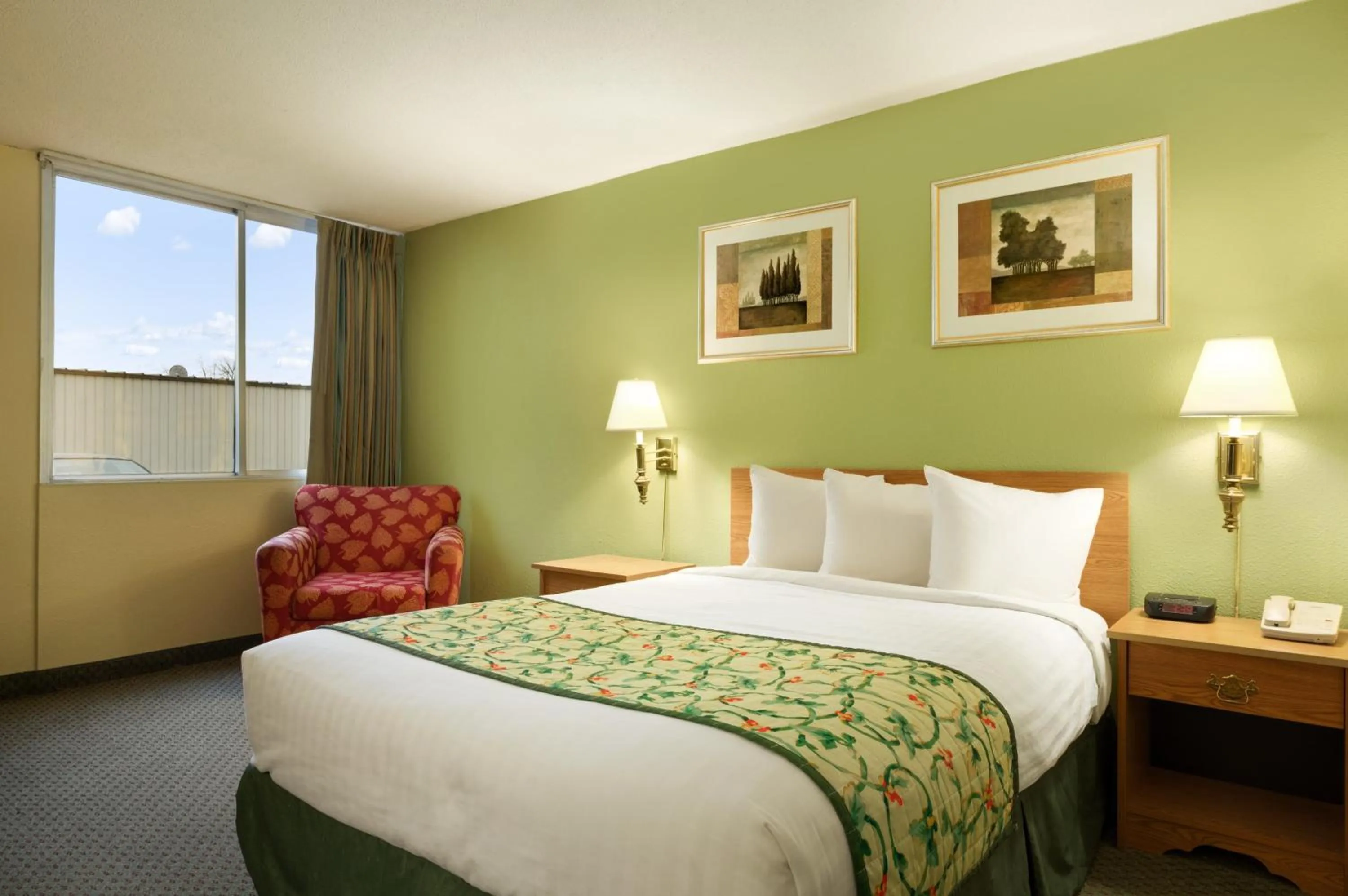 Photo of the whole room, Bed in Travelodge by Wyndham Sturgis