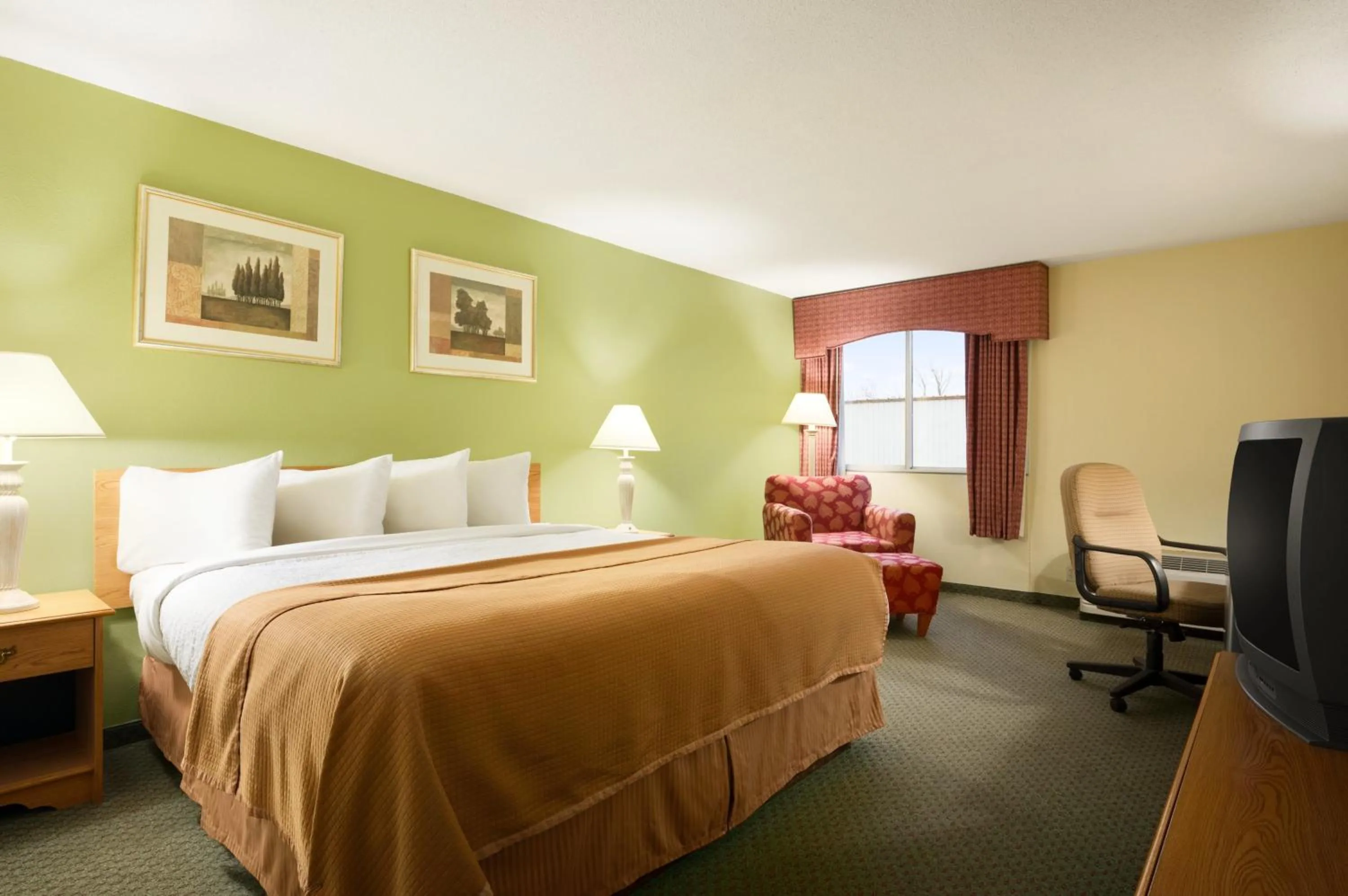 Photo of the whole room, Bed in Travelodge by Wyndham Sturgis