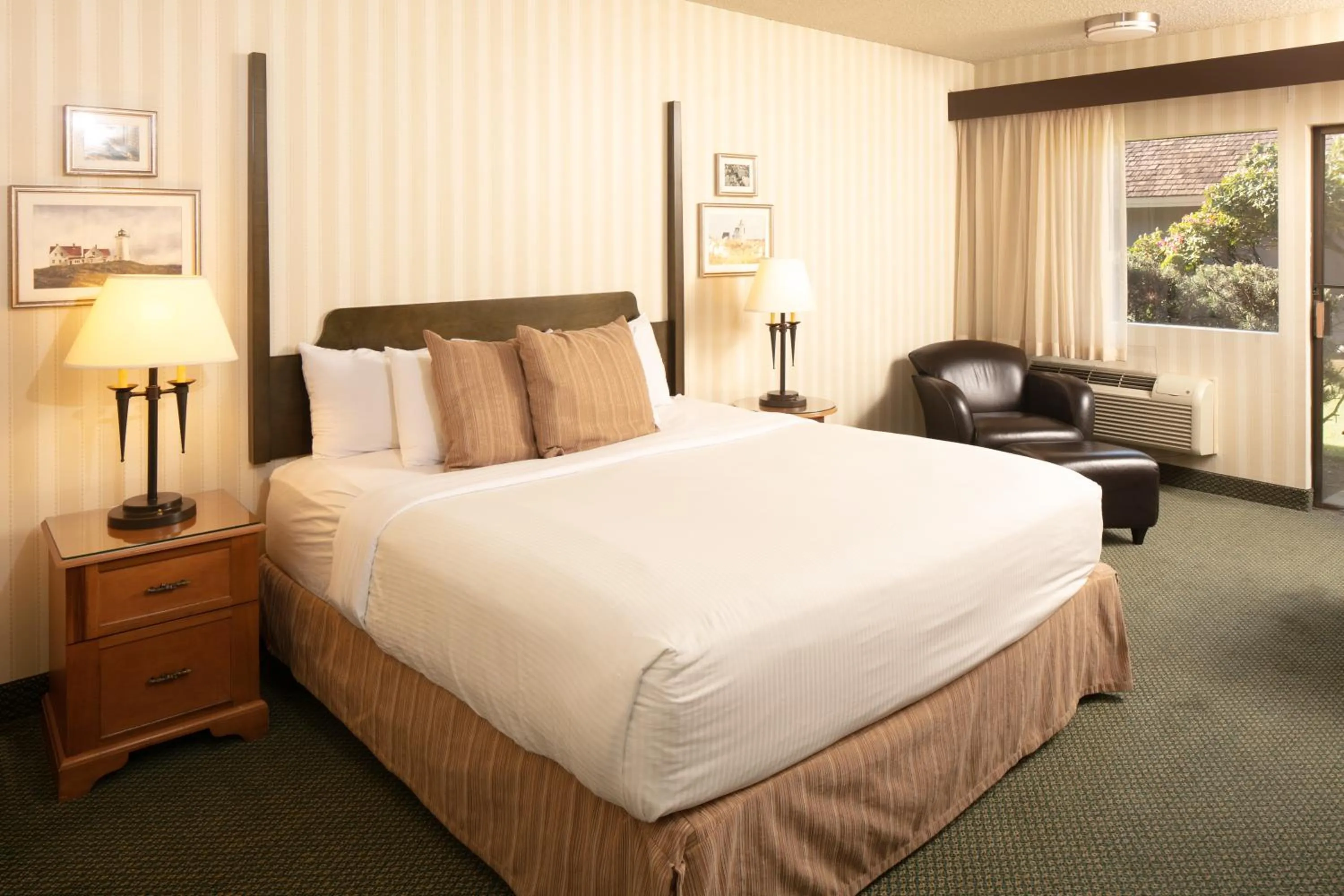 Photo of the whole room, Bed in Red Lion Hotel Bellevue