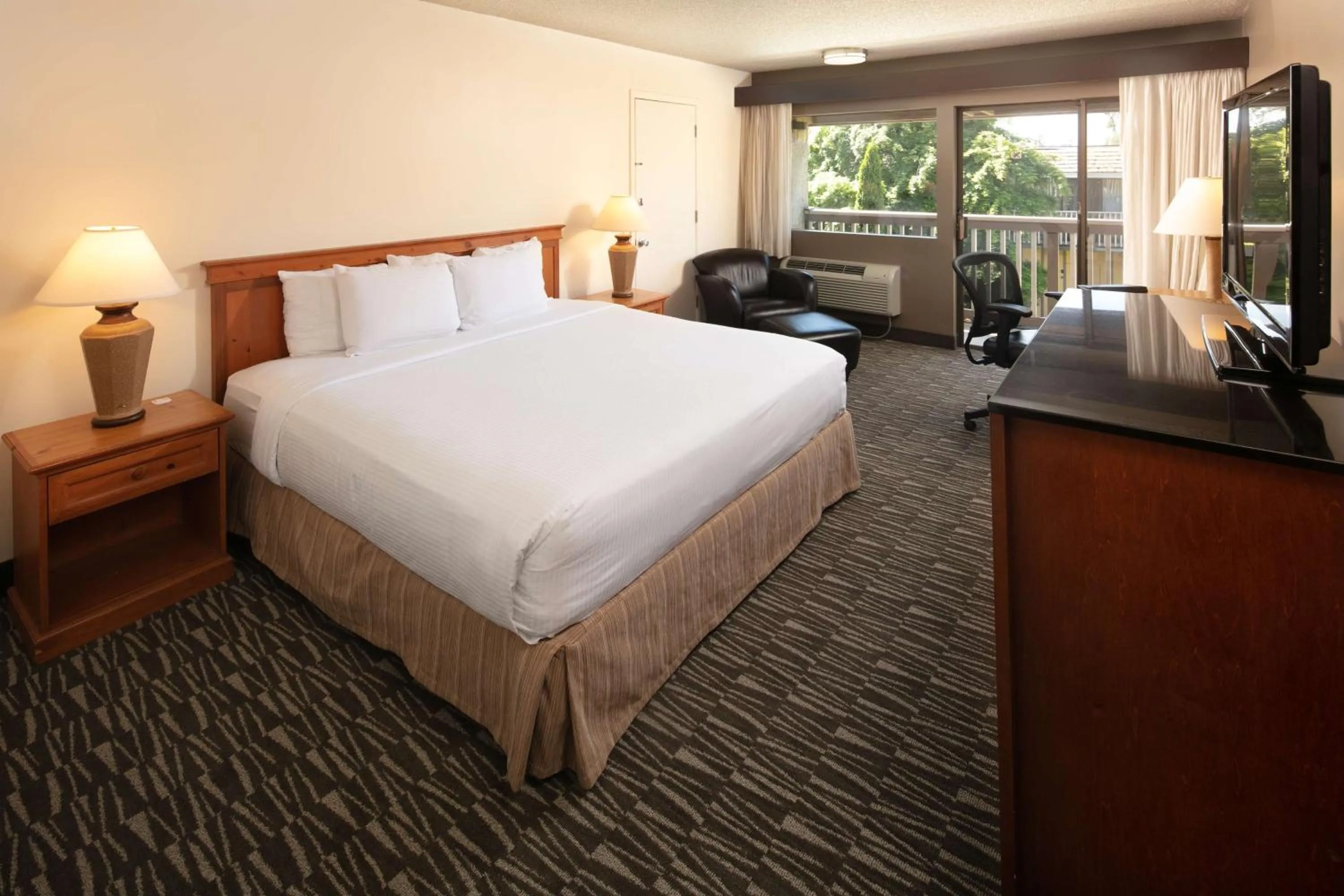 Bedroom, Bed in Red Lion Hotel Bellevue