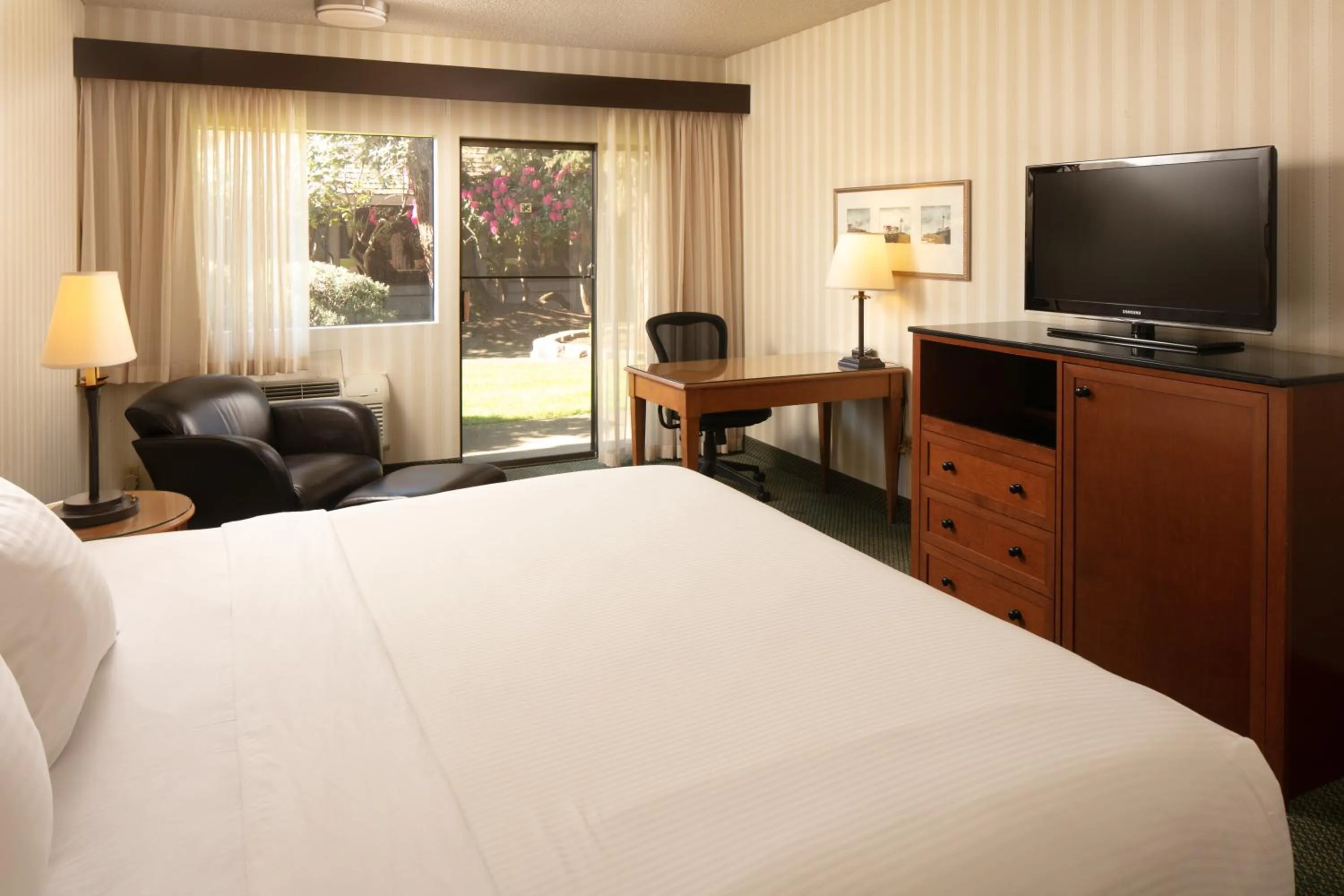 Photo of the whole room, Bed in Red Lion Hotel Bellevue